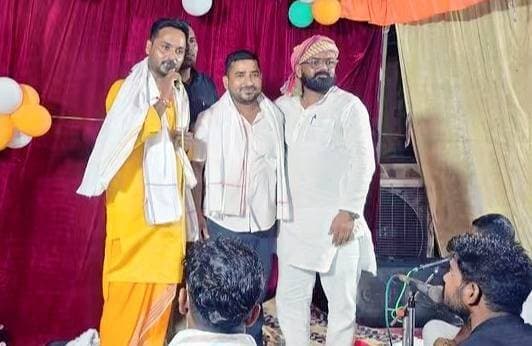 #बलिया: #उभाँव थाना परिसर में गूंजा #श्रीकृष्ण #जन्मोत्सव का उल्लास, भव्य सांस्कृतिक कार्यक्रम में उमड़ा आस्था और उत्साह का सैलाब: #एसडीएम शरद चौधरी, #थाना प्रभारी दिनेश पाठक समेत कई गणमान्य रहे मौजूद, मंच से #सभासद #निलेश #दीपू का हुआ सम्मान
श्रीकृष्ण जन्माष्टमी के पावन अवसर पर उभाँव थाना परिसर में भव्य एवं आकर्षक सांस्कृतिक कार्यक्रम का आयोजन किया गया। #धार्मिक आस्था, भक्ति और सांस्कृतिक रंगों से सराबोर कार्यक्रम में क्षेत्र के जनप्रतिनिधियों, अधिवक्ताओं, सामाजिक कार्यकर्ताओं और गणमान्य नागरिकों ने सहभागिता की। कार्यक्रम के दौरान बेल्थरारोड एसडीएम शरद चौधरी, थाना प्रभारी दिनेश पाठक, भाजपा जिला उपाध्यक्ष शशि चौरसिया, जिला बनाओ संघर्ष समिति के अध्यक्ष एवं पूर्व प्रधान अब्दुल #रहमान तथा तहसील बार एसोसिएशन के मंत्री दिलरोज अहमद सहित अनेक लोग मौजूद रहे। वहीं सभासद निलेश दीपू को मंच से सम्मानित किया गया।
#followerseveryone #nonfollowersviewers
#KrishnaJanmashtami #KrishnaCelebration #UbhavPoliceStation #BeltharaRoad #Ballia #BalliaNews #KrishnaJanmotsav