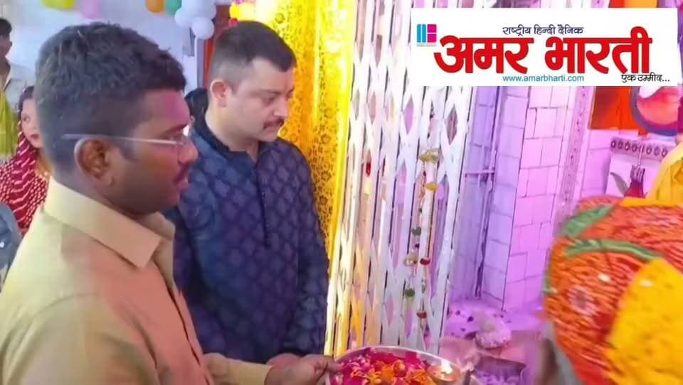 बाँदा :-पुलिस लाइन बांदा में भक्ति एवं उल्लास के बीच भव्य रूप से मनाया गया श्रीकृष्ण जन्मोत्सव । वरिष्ठ पुलिस अधिकारियों ने विधिवत पूजा-अर्चना कर जनपदवासियों एवं पुलिस परिवार के मंगल की कामना की ।*
*➡️बच्चों एवं बालिकाओं की मनमोहक सांस्कृतिक प्रस्तुतियों ने बिखेरी भारतीय संस्कृति की छटा; प्रदर्शन करने वाली प्रतिभागी बालिकाओं को प्रशंसा प्रमाण-पत्र प्रदान कर सम्मानित एवं प्रोत्साहित किया गया ।*
*विवरण-* पुलिस लाइन बांदा में भगवान श्रीकृष्ण के जन्मोत्सव के पावन अवसर पर भव्य एवं गरिमामय धार्मिक-सांस्कृतिक कार्यक्रम का आयोजन श्रद्धा, भक्तिभाव एवं हर्षोल्लास के साथ किया गया । इस अवसर पर पुलिस एवं प्रशासन के वरिष्ठ अधिकारियों, न्यायिक अधिकारियों एवं जनप्रतिनिधियों ने उपस्थित होकर भगवान श्रीकृष्ण के जन्मोत्सव में सहभागिता की । कार्यक्रम में जनपद व परिक्षेत्र के अधिकारीगण पुलिस उपमहानिरीक्षक चित्रकूटधाम परिक्षेत्र बांदा राजेश एस0, जिलाधिकारी बांदा अमित आसेरी, जिला एवं सत्र न्यायाधीश बांदा श्रीमति अल्पना, पुलिस अधीक्षक बांदा पलाश बंसल, अपर पुलिस अधीक्षक बांदा शिवराज एवं समस्त क्षेत्राधिकारीगण द्वारा प्रतिभाग किया गया । साथ ही क्षेत्र के जनप्रतिनिधिगण माननीय सदर विधायक प्रकाश द्विवेदी एवं अन्य संभ्रांत नागरिकगण द्वारा भी कार्यक्रम में सहभागिता की गई । वरिष्ठ पुलिस अधिकारियों ने भगवान श्रीकृष्ण के जन्मोत्सव के अवसर पर पूजा-अर्चना एवं कार्यक्रम में सहभागिता करते हुए उपस्थित पुलिस परिवार को शुभकामनाएं दीं । श्रीकृष्ण जन्मोत्सव के अवसर पर पुलिस लाइन परिसर को आकर्षक ढंग से सजाया गया तथा विभिन्न धार्मिक एवं सांस्कृतिक कार्यक्रमों का आयोजन किया गया । कार्यक्रम में बच्चों एवं बालिकाओं ने उत्साहपूर्वक प्रतिभाग किया । कार्यक्रम का विशेष आकर्षण बालिकाओं द्वारा प्रस्तुत मनमोहक नृत्य एवं सांस्कृतिक प्रस्तुतियां रहीं । बालिकाओं ने अपनी प्रतिभा के माध्यम से भगवान श्रीकृष्ण की लीलाओं एवं भारतीय संस्कृति की सुंदर झलक प्रस्तुत की । उनकी प्रस्तुतियों ने उपस्थित अतिथियों एवं दर्शकों का मन मोह लिया । सभी ने तालियों के साथ प्रतिभागी बालिकाओं का उत्साहवर्धन किया । नृत्य प्रतियोगिता में प्रतिभाग करने वाली बालिकाओं की प्रतिभा, उत्साह एवं शानदार प्रदर्शन की उपस्थित अतिथियों एवं वरिष्ठ अधिकारियों द्वारा सराहना की गई । प्रतिभागी बालिकाओं को प्रशंसा प्रमाण-पत्र प्रदान कर सम्मानित एवं प्रोत्साहित किया गया । कार्यक्रम के सफल एवं गरिमामय आयोजन के लिए उपस्थित अतिथियों एवं पुलिस परिवार के सदस्यों द्वारा आयोजन से जुड़े पुलिस अधिकारियों एवं कर्मचारियों की सराहना की गई । श्रीकृष्ण जन्मोत्सव का यह आयोजन धार्मिक आस्था, सांस्कृतिक परंपरा, पारिवारिक सौहार्द एवं पुलिस परिवार की प्रतिभाओं के सुंदर समागम के रूप में सफलतापूर्वक संपन्न हुआ । SP Banda