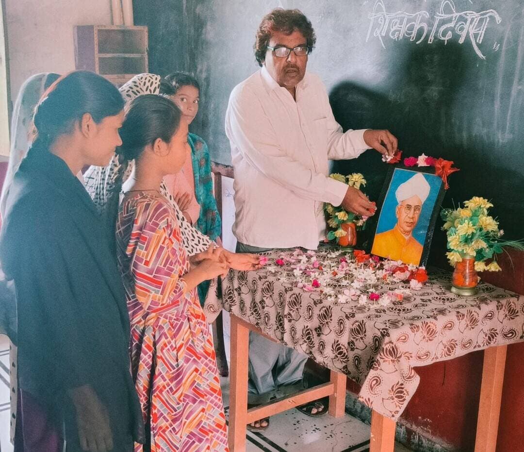 #Balrampur ! #उतरौला तहसील क्षेत्र के विद्यालयों में धूमधाम से मनाया गया शिक्षक दिवस...
#बलरामपुर! #उतरौला तहसील क्षेत्र के समस्त परिषदीय एवं मान्यता प्राप्त विद्यालयों और कॉलेजों में शनिवार को पूर्व राष्ट्रपति व शिक्षाविद डॉ सर्वपल्ली राधाकृष्णन का जन्मदिवस 'शिक्षक दिवस' के रूप में हर्षोल्लास के साथ मनाया गया। इस अवसर पर विभिन्न सांस्कृतिक कार्यक्रमों का आयोजन हुआ और छात्रों ने अपने गुरुओं का आशीर्वाद लिया। विकास खंड गैड़ास बुजुर्ग के प्राथमिक विद्यालय मस्जिदिया में आयोजित कार्यक्रम के दौरान प्रधानाध्यापक मोहम्मद फिरोज ने डॉ सर्वपल्ली राधाकृष्णन के चित्र पर माल्यार्पण कर उन्हें नमन किया। उन्होंने छात्रों को संबोधित करते हुए डॉ. राधाकृष्णन के जीवन और विचारों पर विस्तार से प्रकाश डाला। शिक्षक मोहम्मद फिरोज ने कहा कि शिक्षक समाज का शिल्पकार होता है जो बच्चों के भविष्य को सही दिशा प्रदान करता है।
वहीं उतरौला विकासखंड के उच्च प्राथमिक विद्यालय बनकटवा में प्रधानाध्यापक मोहम्मद उस्मान ने डॉ. राधाकृष्णन के पदचिह्नों पर चलने का आह्वान किया। उन्होंने कहा कि डॉ. सर्वपल्ली राधाकृष्णन एक महान शिक्षक और विचारक थे, जिनका जीवन हमें सदैव शिक्षा के प्रति समर्पित रहने की प्रेरणा देता है।
तहसील क्षेत्र के अन्य स्कूलों में भी बच्चों ने गुरुओं के सम्मान में कई प्रेरक प्रस्तुतियां दीं और शिक्षकों को उपहार देकर उनका आभार व्यक्त किया। संपूर्ण कार्यक्रम सौहार्दपूर्ण और प्रेरणादायी माहौल में संपन्न हुआ।
#balrampur #Utraula