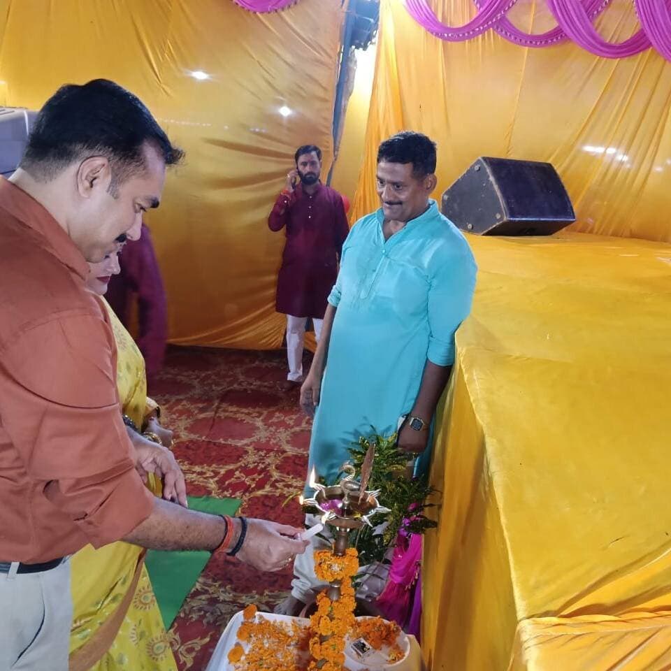 #बलरामपुर पुलिस लाइन में भक्ति और उल्लास के साथ मना श्रीकृष्ण जन्मोत्सव, डीएम व एसपी रहे मौजूद...
#बलरामपुर। जनपद के रिजर्व पुलिस लाइन परिसर में भगवान श्रीकृष्ण जन्मोत्सव का पावन पर्व श्रद्धा, भक्ति और हर्षोल्लास के साथ मनाया गया। 4 और 5 सितंबर की मध्य रात्रि आयोजित इस भव्य कार्यक्रम में जिलाधिकारी विपिन जैन तथा पुलिस अधीक्षक मार्तण्ड प्रकाश सिंह की गरिमामयी उपस्थिति रही। अधिकारियों ने पुलिस परिवार के सदस्यों के साथ विधि-विधान से पूजा-अर्चना एवं आरती कर देश व प्रदेश की समृद्धि की कामना की।
जन्मोत्सव के अवसर पर पुलिस लाइन स्थित मंदिर को आकर्षक रोशनी और फूलों से सजाया गया। भगवान श्रीकृष्ण की मनमोहक झांकी और बाल गोपाल के भव्य श्रृंगार ने सभी का मन मोह लिया। कार्यक्रम का मुख्य आकर्षण पुलिस परिवार के बच्चों द्वारा प्रस्तुत सांस्कृतिक कार्यक्रम रहे। बच्चों ने श्रीकृष्ण की बाल लीलाओं और जीवन प्रसंगों पर आधारित नृत्य व भजनों की मनमोहक प्रस्तुतियां दीं, जिससे पूरा परिसर भक्तिमय वातावरण से सराबोर हो गया।
जिलाधिकारी व पुलिस अधीक्षक ने समस्त पुलिस परिवार को जन्माष्टमी की बधाई देते हुए कहा कि भगवान श्रीकृष्ण का जीवन हमें सत्य, कर्तव्य, धर्म और लोककल्याण के मार्ग पर चलने की प्रेरणा देता है। ऐसे सांस्कृतिक और आध्यात्मिक आयोजन समाज में प्रेम, सौहार्द और एकता की भावना को मजबूत करते हैं।
कार्यक्रम में अपर पुलिस अधीक्षक विशाल पाण्डेय, क्षेत्राधिकारी ललिया डी.के. श्रीवास्तव, क्षेत्राधिकारी उतरौला/लाइंस डॉ. जितेन्द्र कुमार सहित बड़ी संख्या में पुलिस व प्रशासनिक अधिकारी, कर्मचारी और उनके परिजन उपस्थित रहे। इसके अलावा जनपद के सभी थाना परिसरों में भी श्रीकृष्ण जन्मोत्सव का पर्व पूरी श्रद्धा और उल्लास के साथ मनाया गया।
#balrampur #balrampurpolic #spbalrampur #dmbalrampur