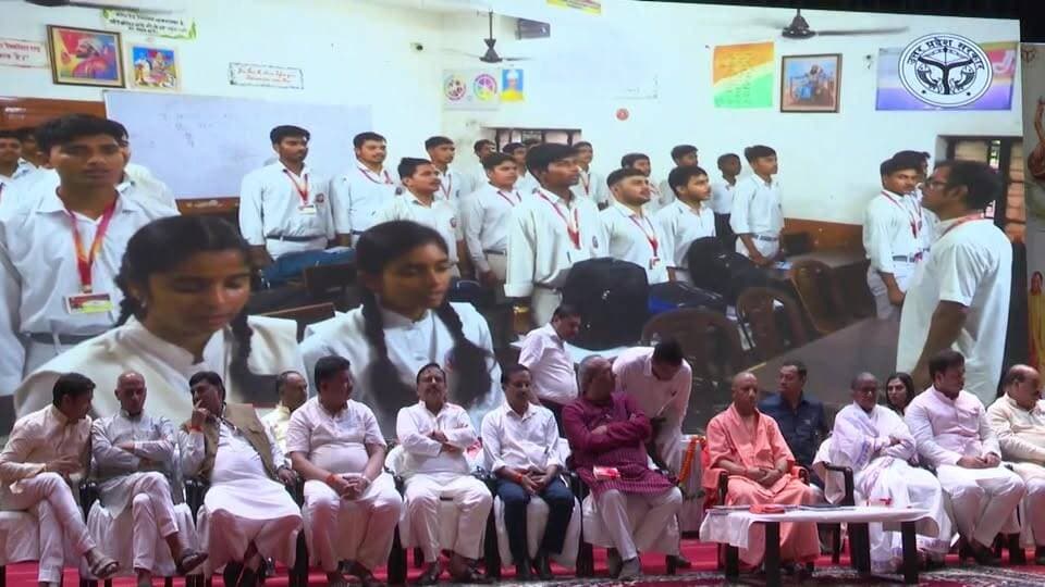 गोरखपुर में शिक्षक दिवस के मौके पर आयोजित कार्यक्रम में मुख्यमंत्री योगी आदित्यनाथ शामिल हुए। कार्यक्रम में बेसिक और माध्यमिक शिक्षा विभाग के समर्पण, नवाचार और बेहतर शिक्षण कार्य के लिए 81 शिक्षकों को सम्मानित किया गया।