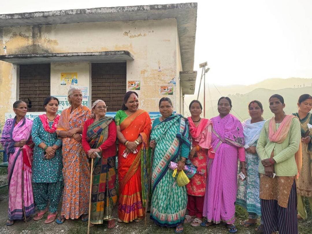 #पालसैण और द्वारखील क्षेत्र में कांग्रेस का जनसंपर्क अभियान
साबर सिंह जी की अध्यक्षता में कांग्रेस नेत्री अरुणा कुमार ने पालसैण और द्वारखील क्षेत्र का भ्रमण कर क्षेत्रवासियों से मुलाकात की। इस दौरान उन्होंने ग्रामीणों से संवाद करते हुए कांग्रेस की नीतियों और विचारधारा से अवगत कराया।
जनसंपर्क के दौरान विमला देवी, सुनीता देवी, पुष्पा देवी, यशोदा देवी, आरती देवी, निर्मला देवी, मीरा देवी, सरस्वती देवी, दिनेश जी, मातवर सिंह, राजीव सिंह सहित अन्य क्षेत्रवासियों से मुलाकात हुई।
कांग्रेस नेत्री ने क्षेत्रवासियों से अपील करते हुए कहा कि इस बार कांग्रेस को सरकार बनाने का अवसर दें और अपना भरपूर समर्थन देकर कांग्रेस को विजयी बनाएं।
जनसंपर्क अभियान के दौरान क्षेत्रवासियों का उत्साह और समर्थन देखने को मिला। कांग्रेस कार्यकर्ताओं ने कहा कि पार्टी की नीतियों और जनहित के मुद्दों को लेकर गांव-गांव तक संवाद जारी रहेगा।
#Congress #ArunaKumar #जनसंपर्कअभियान #पालसैण #द्वारखील #पौड़ी #उत्तराखंड #कांग्रेस_के_साथ
