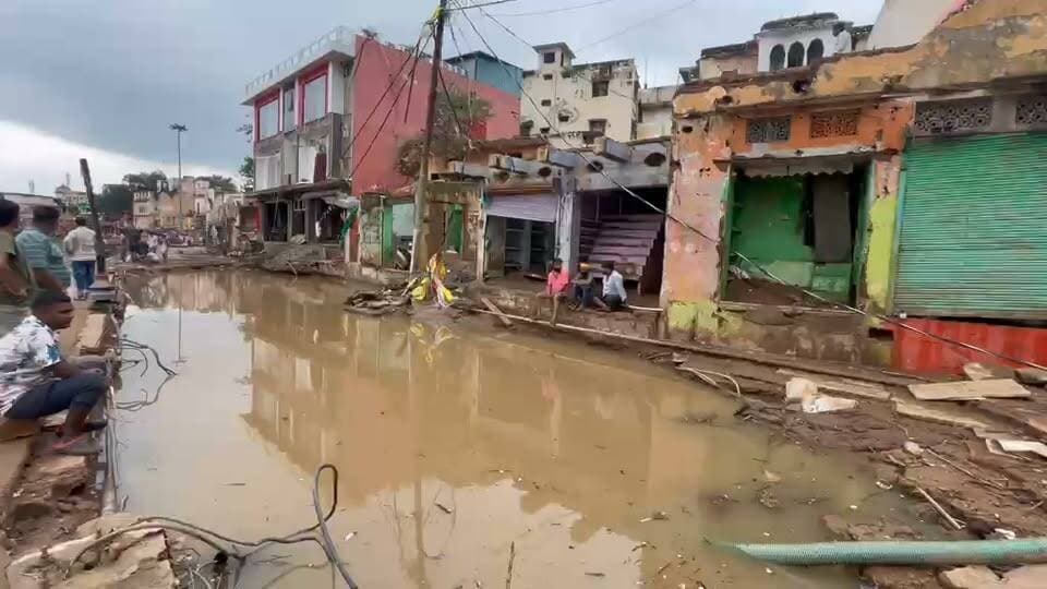बाढ़ की विभीषिका के बाद रामघाट का दृश्य #chitrakoot #flood