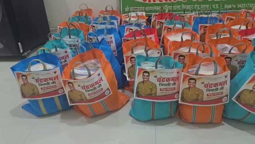 #चित्रकूट
एमपी परिक्षेत्र कबमझगवां , पिंडरा कोलान,मिचकुरिन आदिवासी बस्ती भट्ठन,चित्रकूट परिक्रमा मार्ग एवं पूर्वी मुखारविन्द में भाजपा प्रदेश कार्यसमिति सदस्य चन्द्रकमल त्रिपाठी ने राशन किट बांटी
चन्द्रकमल त्रिपाठी द्वारा लगातार बाढ़ प्रभावित इलाकों में सेवा कार्य किया जा रहा है । पीड़ित परिवार तक प्रतिदिन सुविधाएं पहुंच रही हैं.