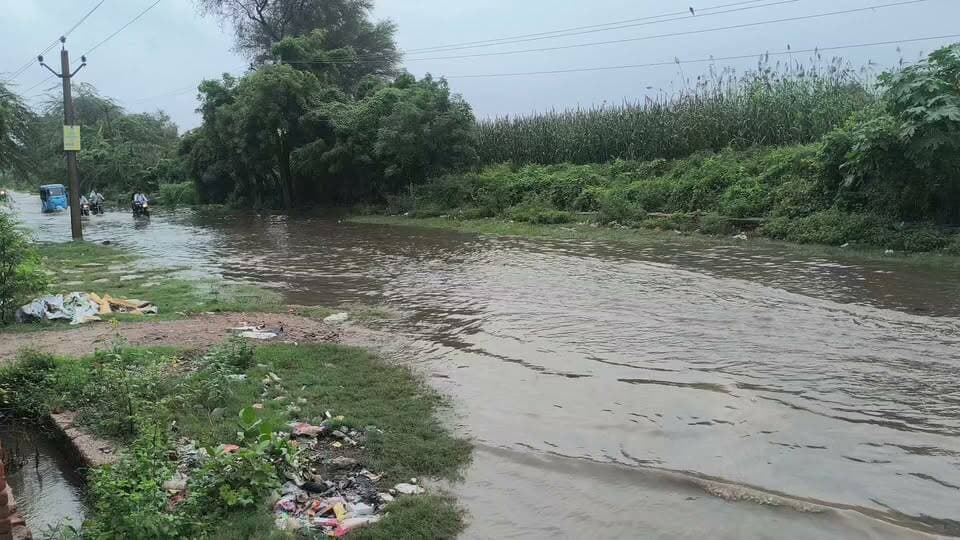 बारिश के बाद सड़क बनी स्विमिंग पूल.............