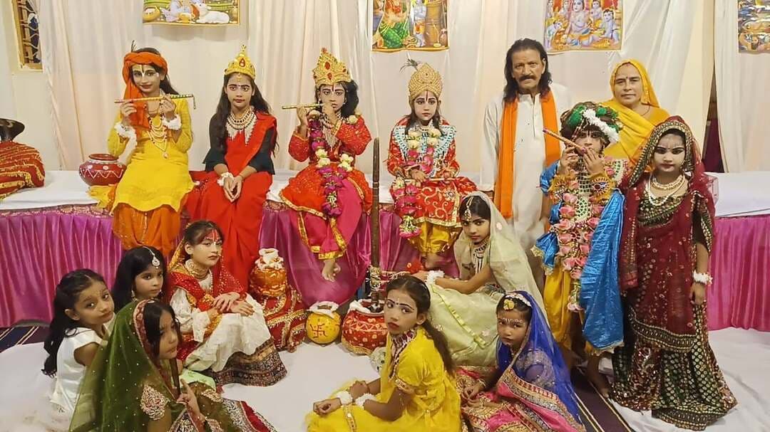 👉#शिव बड़ा मंदिर में सजीं कृष्ण की मनमोहक झांकियां, आधी रात गूंजे जयकारे
शाहजहांपुर। श्रीकृष्ण जन्माष्टमी पर लाल तेली बजरिया स्थित प्राचीन शिव बड़ा मंदिर कृष्ण भक्ति से सराबोर नजर आया। मंदिर में राधा-कृष्ण के झूला झूलते स्वरूप, माखन खाते बाल कृष्ण, यशोदा मैया का वात्सल्य, शिव-पार्वती और देवकी-वसुदेव की आकर्षक झांकियां सजाई गईं। शेषनाग पर विराजमान भगवान श्रीकृष्ण की झांकी श्रद्धालुओं के लिए विशेष आकर्षण का केंद्र रही।श्रद्धालुओं ने मंदिर पहुंचकर झांकियों के दर्शन किए और उनकी तस्वीरें मोबाइल में कैद कीं। माखन चोर की मटकी फोड़ने का आयोजन भी हुआ, जिसमें बच्चों ने उत्साह के साथ भाग लिया। कई बच्चे राधा-कृष्ण और बाल गोपाल का रूप धारण कर मंदिर पहुंचे। भजन-कीर्तन और धार्मिक गीतों से मंदिर परिसर भक्तिमय बना रहा।रात्रि में जन्म मुहूर्त पर विशेष पूजा-अर्चना शुरू हुई। घंटा-घड़ियाल और शंखनाद के बीच भगवान श्रीकृष्ण का जन्मोत्सव मनाया गया। पुजारी सुरेश चंद मिश्रा ने विधि-विधान से पूजन और आरती कराई। भगवान के जन्म के बाद श्रद्धालुओं को प्रसाद वितरित किया गया। आधी रात को ‘नंद के घर आनंद भयो, जय कन्हैया लाल की’ के जयकारों से मंदिर परिसर गूंज उठा।कार्यक्रम में प्रेमवती मिश्रा, मोनू मिश्रा, चित्रशॅ मिश्रा, नेहा मिश्रा, दिव्यांशी मिश्रा, वर्षा शर्मा, डिंपल शर्मा, लव सक्सेना, कुश सक्सेना, गुड्डे लाइट समिति समेत अन्य लोग मौजूद रहे।