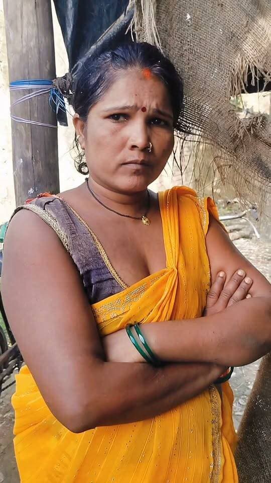 कच्ची शराब के खिलाफ बड़ी मुहिम का असर, पंवर सुक्खू का पूरा में थमा अवैध कारोबार
पत्रकारों, पुलिस और ग्रामीणों की संयुक्त पहल से बदला गांव का माहौल, ग्रामीणों ने जताया आभार
यूनाइटेड भारत बारा
मनोज कुमार बिन्द
करछना/प्रयागराज। ग्राम सभा पंवर के सुक्खू का पूरा में लंबे समय से चल रहे कच्ची शराब के कथित कारोबार के खिलाफ आखिरकार बड़ी मुहिम रंग लाई। गांव में कच्ची शराब के निर्माण और बिक्री को लेकर ग्रामीणों में बढ़ती नाराजगी के बीच पत्रकारों, पुलिस विभाग और ग्रामीणों ने संयुक्त रूप से अभियान चलाकर लोगों को जागरूक किया तथा अवैध शराब के खिलाफ कार्रवाई के लिए आवाज बुलंद की।
अभियान के दौरान गांव के अलग-अलग स्थानों पर पहुंचकर स्थिति का जायजा लिया गया और ग्रामीणों को कच्ची शराब के सेवन एवं कारोबार से होने वाले नुकसान के बारे में जागरूक किया गया। अभियान के बाद ग्रामीणों का कहना है कि गांव में कच्ची शराब बनाने और बेचने का कारोबार फिलहाल पूरी तरह बंद हो गया है।
ग्रामीणों के मुताबिक कच्ची शराब के कारण लंबे समय से गांव का माहौल प्रभावित हो रहा था। शराब के कारोबार का सबसे अधिक असर युवा पीढ़ी पर पड़ने की चिंता ग्रामीणों को सता रही थी। ग्रामीणों का कहना है कि अवैध शराब का कारोबार बंद होने से अब गांव में पहले की अपेक्षा शांति का माहौल है और लोगों ने राहत की सांस ली है।
ग्रामीणों ने जताया आभार
अभियान के सफल होने के बाद ग्रामीणों ने पत्रकारों और पुलिस विभाग की भूमिका की सराहना की। ग्रामीणों का कहना है कि यदि इसी तरह लगातार निगरानी और जागरूकता अभियान चलता रहा तो गांव में अवैध शराब का कारोबार दोबारा पनप नहीं सकेगा।
ग्रामीणों ने प्रशासन से मांग की है कि कच्ची शराब के खिलाफ अभियान को लगातार जारी रखा जाए और यदि कहीं भी दोबारा अवैध शराब का निर्माण या बिक्री शुरू होती है तो तत्काल कार्रवाई की जाए।
ग्रामीणों की एकजुटता और प्रशासनिक कार्रवाई से सुक्खू का पूरा अब अवैध शराब के खिलाफ संघर्ष की मिसाल बनता नजर आ रहा है।