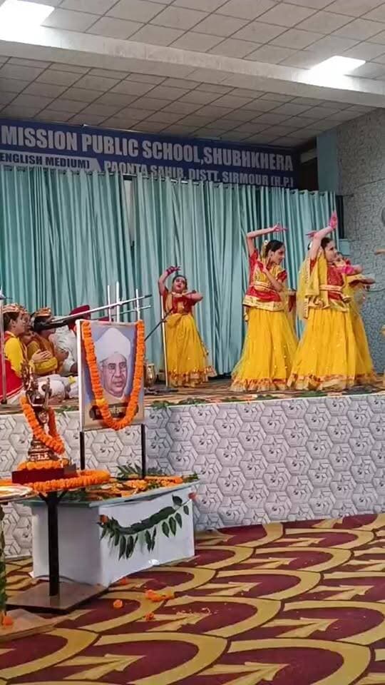 शिक्षक दिवस पर गुरुनानक मिशन पब्लिक स्कूल पांवटा साहिब में आयोजित कार्यक्रम मे