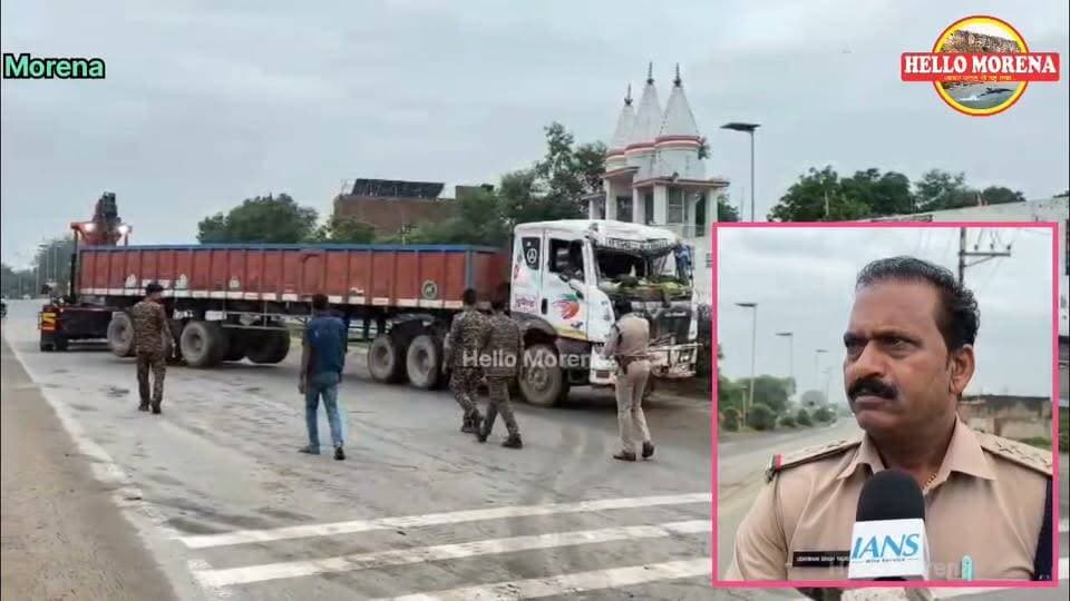 कृष्ण जन्म के बाद मंदिर से घर लौट रहीं थीं महिलाएं, ट्रोला ने मारी टक्कर, तीन की मौत। मुरैना में हाइवे पर हादसा👇
हरफूल का पुरा की रहने वाली कुछ महिलाएं जन्माष्टमी की रात साढ़े 12 बजे घिरौना मंदिर से घर के लिए रवाना हुईं। ममदिर के बाहर ही एक ट्रोला ने उन्हें टक्कर मार दी, जिससे एक महिला की मौके पर ही मौत हो गई, जबकि दो ने अस्पताल में दम तोड़ दिया। महिलाओं को टक्कर मारने के बाद ट्रोला दुकानों में जा घुसा, जिससे वे क्षतिग्रस्त हो गईं। सिविल लाइंस थाना पुलिस ने ट्रोला चालक को।गिरफ्तार कर लिया है, ट्रोला को भी जब्त कर लिया गया है।