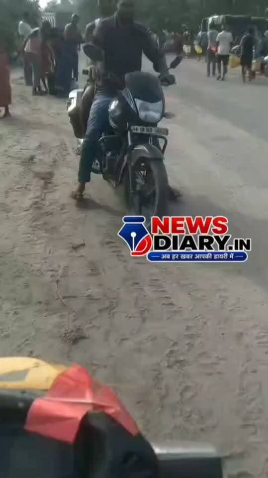 कोडरमा थाना क्षेत्र के कोडरमा घाटी स्थित काली मंडा के समीप तेल भरा टंकी पलटने की सूचना। ग्रामीणों द्वारा तेल को लूट