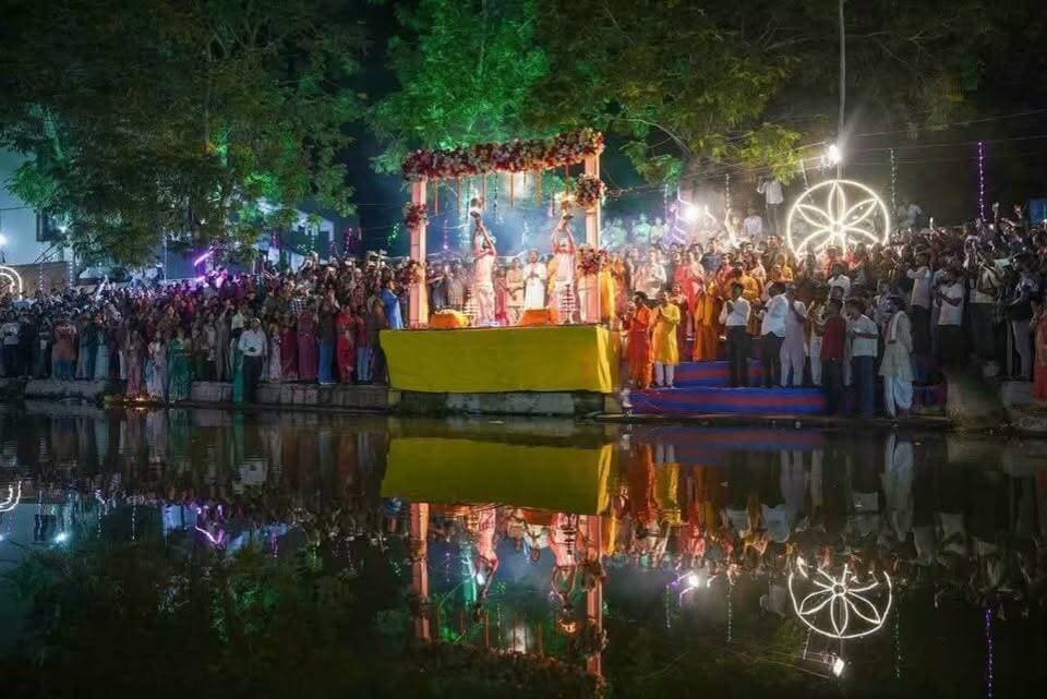 जन्माष्टमी पर राधा-कृष्ण मंदिर में उमड़ा आस्था का सैलाब, भव्य गंगा आरती में हजारों श्रद्धालु हुए शामिल