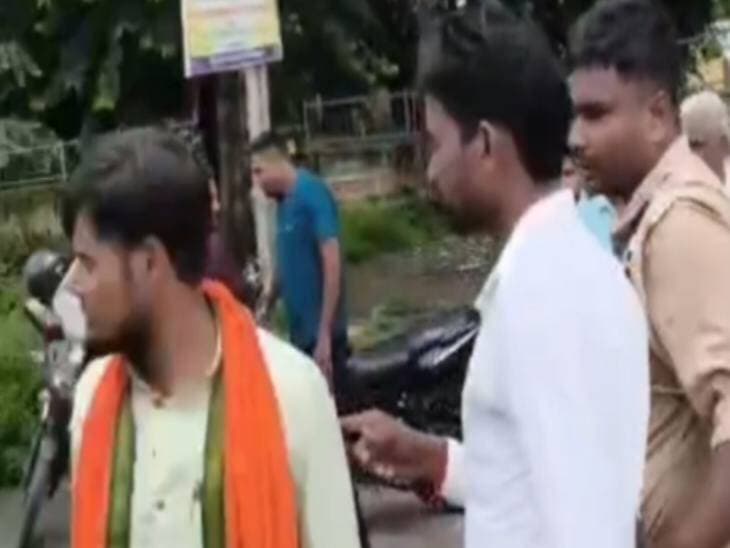 *शाहजहांपुर में युवक-युवती को पकड़कर पुलिस को सौंपा:* स्कूल जाने की बात कहकर मंडी पहुंचे थे, हिंदू रक्षा दल ने लगाया लव जिहाद का आरोप, थाना सदर बाजार पुलिस कर रही पूछताछ।