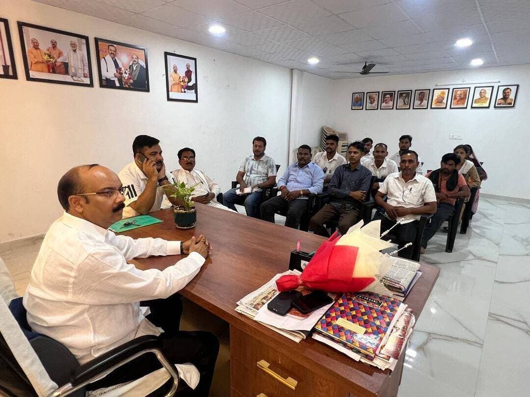 शाहजहांपुर- सांसद अरुण सागर ने कार्यालय पर आए फरियादियों की सुनी समस्याएं, संबंधित अधिकारियों से फोन पर वार्ता कर सामाधान कराने के दिए निर्देश।