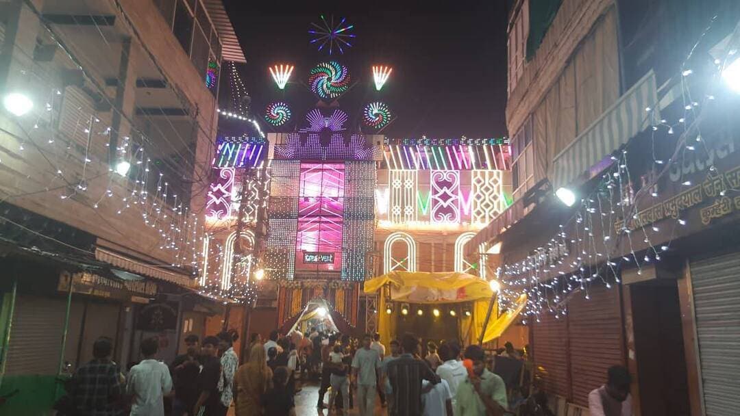 मुरैना में धूमधाम से मना श्रीकृष्ण जन्माष्टमी महोत्सव, मंदिरों में उमड़ा आस्था का सैलाब
मुरैना। शहर में श्रीकृष्ण जन्माष्टमी महोत्सव धूमधाम और श्रद्धा के साथ मनाया गया। जन्माष्टमी को लेकर शहर के विभिन्न मंदिरों को आकर्षक रोशनी, फूलों और रंग-बिरंगी सजावट से सजाया गया। सुबह से ही मंदिरों में भगवान श्रीकृष्ण के दर्शन के लिए श्रद्धालुओं की भीड़ लगी रही।
मंदिरों में दिनभर भजन-कीर्तन और धार्मिक कार्यक्रमों का आयोजन हुआ। श्रद्धालुओं ने भगवान श्रीकृष्ण की पूजा-अर्चना कर सुख-समृद्धि की कामना की। रात 12 बजे भगवान श्रीकृष्ण के जन्म के समय मंदिरों में 'नंद के घर आनंद भयो, जय कन्हैया लाल की' के जयकारे गूंज उठे।
जन्मोत्सव के बाद भगवान श्रीकृष्ण की आरती की गई और श्रद्धालुओं को प्रसाद वितरित किया गया। शहर में देर रात तक जन्माष्टमी की रौनक बनी रही। सुरक्षा व्यवस्था को लेकर पुलिस भी प्रमुख मंदिरों और भीड़भाड़ वाले क्षेत्रों में तैनात रही।
#morena #मुरैना