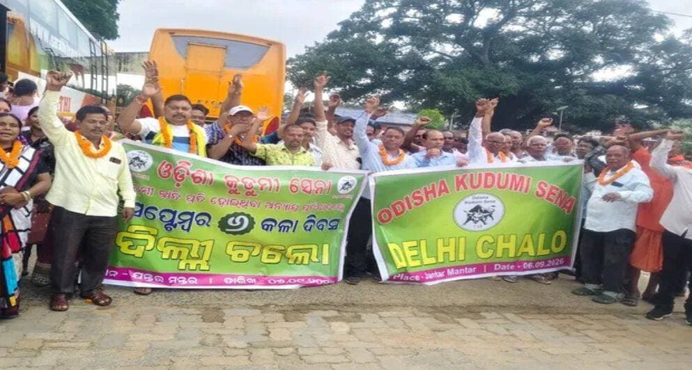 ଯନ୍ତର ମନ୍ତରରେ କଳା ଦିବସ ପାଳିବ ଓଡ଼ିଶା କୁଡ଼ୁମୀ ସେନା
କୁଡ଼ୁମୀ ସମ୍ପ୍ରଦାୟକୁ ପୂର୍ବରୁ ଆଦିବାସୀ ଭାବେ ମାନ୍ୟତା ମିଳିଥିବା ବେଳେ ୧୯୫୦ ମସିହା ସେପ୍ଟେମ୍ବର ୬ ତାରିଖରେ କୌଣସି ସ୍ପଷ୍ଟ କାରଣ ନ ଦର୍ଶାଇ ଏସ୍ଟି ତାଲିକାରୁ ବାଦ୍ ଦିଆଯାଇଥିବା କୁଡ଼ୁମୀ ସମାଜ ପକ୍ଷରୁ ଅଭିଯୋଗ କରାଯାଇଛି। ସେହି ଦିନକୁ ସମ୍ପ୍ରଦାୟ ପକ୍ଷରୁ ପ୍ରତିବର୍ଷ କଳା ଦିବସ ଭାବେ ପାଳନ କରାଯାଉଛି।
<nis:link nis:type=tag nis:id=kudumi nis:value=kudumi nis:enabled=true nis:link/> <nis:link nis:type=tag nis:id=latastnewsupdate nis:value=latastnewsupdate nis:enabled=true nis:link/> <nis:link nis:type=tag nis:id=kudumisena nis:value=kudumisena nis:enabled=true nis:link/> <nis:link nis:type=tag nis:id=pabitranewsodishalive nis:value=pabitranewsodishalive nis:enabled=true nis:link/>