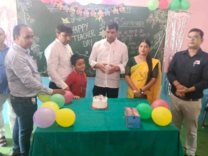 एसआर इंटरनेशनल एकेडमी में धूमधाम से मनाया गया शिक्षक दिवस, डॉ. राधाकृष्णन को अर्पित की गई श्रद्धांजलि
बिना गुरु का सम्मान किए सफलता की बुलंदी पर नहीं पहुंच सकता शिष्य : राकेश चतुर्वेदी
नौनिहालों ने गुरुओं के प्रति दिखाया सम्मान का भाव, केक काटकर दिए उपहार
संतकबीरनगर। उत्साह, स्नेह और सम्मान से सराबोर वातावरण के बीच दक्षिणांचल के प्रतिष्ठित शैक्षणिक संस्थान एसआर इंटरनेशनल एकेडमी में शनिवार को शिक्षक दिवस धूमधाम एवं हर्षोल्लास के साथ मनाया गया। पूरे परिसर में गुरु-शिष्य परंपरा की अनूठी छटा देखने को मिली। छात्र-छात्राओं के भाव, शब्दों और प्रस्तुतियों में अपने शिक्षकों के प्रति सम्मान और श्रद्धा स्पष्ट रूप से दिखाई दी।कार्यक्रम में संस्थान के मैनेजिंग डायरेक्टर राकेश चतुर्वेदी, डिप्टी डायरेक्टर मनोज कुमार पांडेय, प्रधानाचार्य देव गोस्वामी तथा पीजी कॉलेज के प्राचार्य वेद प्रकाश पांडेय ने सभी शिक्षकों का अभिनंदन करते हुए शिक्षक दिवस की हार्दिक शुभकामनाएं दीं।मैनेजिंग डायरेक्टर राकेश चतुर्वेदी ने कहा कि समाज में गुरु और शिष्य का रिश्ता सबसे पवित्र, महान और सम्मानित संबंधों में से एक है। उन्होंने कहा कि बिना गुरु का सम्मान किए कोई भी शिष्य सफलता की बुलंदी तक नहीं पहुंच सकता। विद्यार्थियों द्वारा मिले सम्मान से अभिभूत श्री चतुर्वेदी ने शिक्षक दिवस के अवसर पर छात्र-छात्राओं को अपने जीवन के लक्ष्य निर्धारित कर उन्हें प्राप्त करने का संकल्प दिलाया।उन्होंने शिक्षकों से भी विद्यार्थियों के भविष्य निर्माण के प्रति पूर्ण समर्पण के साथ कार्य करने और उनके कैरियर को सफलता के शिखर तक पहुंचाने का आह्वान किया।डिप्टी डायरेक्टर मनोज कुमार पांडेय ने कहा कि शिक्षक दिवस गुरु और शिष्य दोनों के लिए आत्ममंथन का अवसर है। दोनों को एक-दूसरे के प्रति अपनी जिम्मेदारियों का ईमानदारी और निष्ठा के साथ निर्वहन करना चाहिए। तभी गुरु-शिष्य परंपरा की गरिमा और इस पावन दिवस की पवित्रता कायम रह सकेगी।पीजी कॉलेज के प्राचार्य वेद प्रकाश पांडेय ने कहा कि विद्यार्थियों में अपने शिक्षकों के प्रति सम्मान की भावना समाज के लिए अत्यंत सकारात्मक और प्रेरणादायक संकेत है। संस्कारवान विद्यार्थी ही भविष्य में एक बेहतर समाज और राष्ट्र का निर्माण करते हैं।
कार्यक्रम का शुभारंभ मां सरस्वती की आराधना से हुआ। इसके पश्चात संस्थान के संस्थापक स्वर्गीय पंडित सूर्य नारायण चतुर्वेदी को श्रद्धासुमन अर्पित किए गए। देश के महान शिक्षाविद्, दार्शनिक एवं पूर्व राष्ट्रपति डॉ. सर्वपल्ली राधाकृष्णन की जयंती पर उन्हें भावपूर्ण श्रद्धांजलि देते हुए उनके शिक्षा एवं समाज के प्रति योगदान को याद किया गया।इस अवसर पर मैनेजिंग डायरेक्टर राकेश चतुर्वेदी ने सहायक प्रबंधक मनोज पांडेय एवं अन्य शिक्षकों के साथ डॉ. राधाकृष्णन के जन्मदिवस का केक काटा। इसके बाद विभिन्न कक्षाओं के छात्र-छात्राओं द्वारा तैयार किए गए केक शिक्षकों के साथ काटे गए। एमडी राकेश चतुर्वेदी ने बच्चों की प्रतिभा और उत्साह की सराहना करते हुए उनका हौसला बढ़ाया।छात्र-छात्राओं ने अपने गुरुजनों को उपहार भेंट कर उनका आशीर्वाद प्राप्त किया। पूरे कार्यक्रम के दौरान गुरुजनों के सम्मान और विद्यार्थियों के प्रेम ने शिक्षक दिवस समारोह को यादगार बना दिया।इस अवसर पर एसएन शुक्ला, हरिश्चंद्र यादव, कृष्णा मिश्रा, प्रेम प्रकाश पांडेय, धर्मेंद्र कुमार चौरसिया, महेंद्र चौधरी, अर्जुन प्रसाद सहित संस्थान के समस्त शिक्षक एवं कर्मचारी मौजूद रहे।