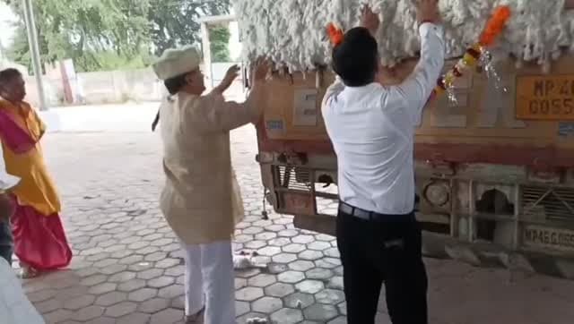 जन्माष्टमी के पावन अवसर पर अंजड़ में कपास का मुहूर्त निजी जिनिंग में हुआ...
8001 रुपए में हुआ शुभ मुहूर्त...
किसानों और व्यापारियों ने बताया कि बारिश ने साथ दिया तो कपास की क्वालिटी अच्छी आयगी जिससे आगे भाव भी अच्छे मिलने की उम्मीद है...
Dhamnod Mandi Bhav
.
.
.
.
.
.
.
.
.
.
.
.
.
.
.
.
#dhamnodmandibhav #kapaskamuhurt #kapasmandibhav #kapaskabhav #cottonrates