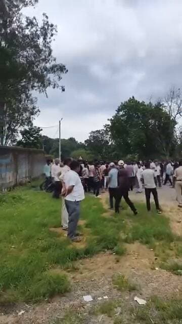 🚨 मड़वास थाना का घेराव करने पहुंचे व्यापारी, उग्र आंदोलन की बन रही रणनीति
व्यापारियों में आक्रोश, पुलिस-प्रशासन के खिलाफ उठाई आवाज; मांगों के समाधान को लेकर आंदोलन तेज करने की तैयारी
मड़वास। मड़वास क्षेत्र में व्यापारियों का आक्रोश अब खुलकर सामने आने लगा है। अपनी विभिन्न मांगों और कथित समस्याओं को लेकर बड़ी संख्या में व्यापारी मड़वास थाना का घेराव करने पहुंचे। व्यापारियों के थाने पहुंचने से क्षेत्र में हलचल बढ़ गई।
व्यापारियों का कहना है कि लंबे समय से उनकी समस्याओं को लेकर जिम्मेदार अधिकारियों से शिकायत की जा रही है, लेकिन अपेक्षित कार्रवाई नहीं होने के कारण अब उन्हें आंदोलन का रास्ता अपनाना पड़ रहा है।
थाना परिसर के बाहर व्यापारियों ने अपनी नाराजगी जाहिर करते हुए पुलिस-प्रशासन से मामले में तत्काल कार्रवाई और उचित समाधान की मांग की। व्यापारियों के बीच आगे की रणनीति को लेकर भी चर्चा हुई।
🔴 उग्र आंदोलन की तैयारी
व्यापारियों ने संकेत दिए हैं कि यदि उनकी मांगों पर जल्द सकारात्मक कार्रवाई नहीं हुई तो आंदोलन को और व्यापक किया जाएगा। इसी को लेकर व्यापारियों द्वारा उग्र आंदोलन की रणनीति तैयार की जा रही है।
फिलहाल व्यापारियों के थाना पहुंचने के बाद क्षेत्र का माहौल गरमाया हुआ है। अब देखना होगा कि पुलिस एवं प्रशासन की ओर से इस मामले में क्या कदम उठाया जाता है और व्यापारियों की मांगों का समाधान किस तरह किया जाता है।