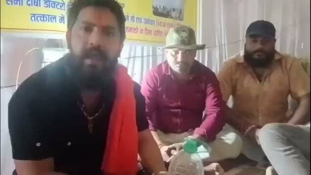 📢 कल्पना मिश्रा मामले में रीवा में गरमाई राजनीति, शिवसेना प्रदेश उपाध्यक्ष विवेक पांडे पहुंचे धरना स्थल
📍 रीवा। गर्भवती महिला कल्पना मिश्रा और उनके गर्भस्थ शिशु की मौत के मामले को लेकर रीवा में चल रहे अनिश्चितकालीन आंदोलन के बीच राजनीतिक हलचल तेज हो गई है। इस मामले में न्याय की मांग को लेकर शिवसेना प्रदेश उपाध्यक्ष विवेक पांडे रीवा पहुंचे और पीड़ित परिवार से मुलाकात की।
कार्यक्रम के दौरान उन्होंने मृतका के परिजनों के साथ मंच साझा करते हुए कहा कि यह मामला किसी भी राजनीतिक दल का नहीं बल्कि मानवता और न्याय का मुद्दा है। उन्होंने स्पष्ट शब्दों में कहा कि “सभी पार्टी किनारे कर एफआईआर दर्ज होनी चाहिए, हम सभी विंध्य क्षेत्र के लोग आपके साथ खड़े हैं।”
🟥 प्रशासन और सरकार पर उठाए सवाल
विवेक पांडे ने उपमुख्यमंत्री एवं स्वास्थ्य मंत्री सहित रीवा कलेक्टर से सीधा सवाल करते हुए कहा कि यदि ऐसी घटना उनके अपने परिवार के साथ हुई होती, तब क्या न्याय के बजाय आंदोलन खत्म करने की बात की जाती? उन्होंने मांग की कि पीड़ित परिवार पर किसी भी प्रकार का दबाव न बनाया जाए और मामले की निष्पक्ष जांच के साथ कठोर कार्रवाई सुनिश्चित की जाए।
🟠 “न्याय मिलने तक संघर्ष जारी रहेगा”
रीवा के सिरमौर चौराहे पर चल रहे अनिश्चितकालीन धरने में पहुंचकर उन्होंने कहा कि जब तक कल्पना मिश्रा और उनके गर्भस्थ शिशु को न्याय नहीं मिलता, तब तक यह संघर्ष जारी रहेगा। उन्होंने इसे एक गंभीर मानवीय त्रासदी बताते हुए कहा कि इस तरह की घटनाएं पूरे सिस्टम पर सवाल खड़े करती हैं।
📌 भावुक बयान और आरोप
धरना स्थल पर पीड़ित परिवार ने भी दर्द साझा करते हुए कहा कि मृतका ने आखिरी समय में “ये मुझे मार डालेंगे” जैसे शब्द कहे थे, जो आज भी सभी को झकझोर देते हैं। परिजनों ने आरोप लगाया कि मामले में निष्पक्ष जांच की बजाय दबाव बनाने की कोशिश की जा रही है।
🔴 न्याय की मांग तेज
मामले को लेकर क्षेत्र में जनआक्रोश बढ़ता जा रहा है। स्थानीय लोग और सामाजिक संगठन भी अब इस आंदोलन से जुड़ते नजर आ रहे हैं। सभी की एक ही मांग है—कल्पना मिश्रा मामले में दोषियों पर सख्त कार्रवाई और न्याय सुनिश्चित किया जाए।