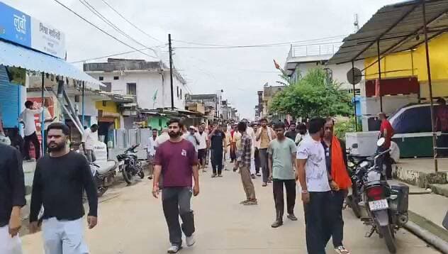 सीधी: मड़वास में व्यापारियों का आक्रोश, एफआईआर दर्ज कराने थाने की ओर बढ़े
📍 मड़वास/सीधी। मड़वास क्षेत्र के समस्त व्यापारियों में थाना प्रभारी (टीआई) के कथित गाली-गलौज मामले को लेकर भारी आक्रोश देखने को मिला। मामले को लेकर व्यापारियों ने एकजुट होकर एफआईआर दर्ज कराने की मांग करते हुए मड़वास थाने की ओर रुख किया।
जानकारी के अनुसार, व्यापारियों का आरोप है कि हाल ही में हुए विवाद के दौरान थाना प्रभारी द्वारा अभद्र व्यवहार किया गया, जिससे स्थानीय व्यापारियों में नाराजगी फैल गई।
🛑 आक्रोशित व्यापारी संघ के सदस्य और स्थानीय लोग बड़ी संख्या में एकत्र होकर थाने की ओर बढ़े और पूरे घटनाक्रम की निष्पक्ष जांच कर कार्रवाई की मांग उठाई।
फिलहाल क्षेत्र में स्थिति तनावपूर्ण बनी हुई है और पुलिस प्रशासन की निगरानी में मामला शांत कराने की कोशिश की जा रही है।
🔴 #SidhiNews #Madwas #BreakingNews #TraderProtest #PoliceIssue #MPNews #TalashNewsNetwork