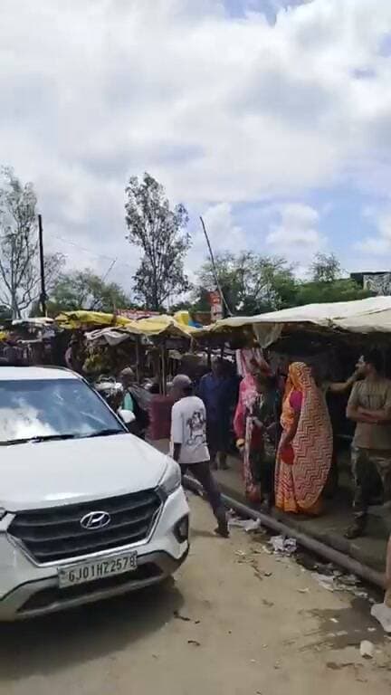 थाना प्रभारी से विवाद के बाद मड़वास मार्केट बंद, व्यापारियों में आक्रोश
🟥 गाड़ी खड़ी करने को लेकर किराना व्यवसायी से कथित गाली-गलौज का आरोप, व्यापारियों ने थाना प्रभारी के खिलाफ कार्रवाई की मांग की
📍 मड़वास/सीधी। मड़वास थाना क्षेत्र में शनिवार को दुकान के सामने वाहन खड़ा करने को लेकर हुए विवाद के बाद बड़ा बवाल खड़ा हो गया। घटना के बाद पूरे मड़वास बाजार में व्यापारियों ने आक्रोश जताते हुए पूरा बाजार बंद कर दिया।
जानकारी के अनुसार, मड़वास निवासी किराना व्यवसायी मानिक लाल गुप्ता (पिता स्व. अयोध्या प्रसाद गुप्ता) की दुकान के सामने वाहन खड़ा करने को लेकर थाना प्रभारी अतर सिंह से विवाद हो गया। आरोप है कि इस दौरान व्यवसायी के साथ कथित रूप से गाली-गलौज की गई।
घटना की सूचना मिलते ही अन्य व्यापारी मौके पर पहुंच गए और माहौल गरमा गया। इसी दौरान मड़वास व्यापारी संघ अध्यक्ष कपिल गुप्ता और थाना प्रभारी के बीच भी तीखी बहस होने की बात सामने आई।
🛑 विवाद बढ़ने के बाद व्यापारियों ने एकजुट होकर बाजार बंद कर दिया और थाना प्रभारी के व्यवहार पर नाराजगी जताई। व्यापारियों ने मामले की निष्पक्ष जांच और दोषी पाए जाने पर कार्रवाई की मांग की है।
फिलहाल बाजार बंद होने से मड़वास में व्यापारिक गतिविधियां ठप हैं और क्षेत्र में तनावपूर्ण स्थिति बनी हुई है। प्रशासन की ओर से आधिकारिक बयान का इंतजार है।
🔴 #SidhiNews #Madwas #MarketClosed #BreakingNews #MPNews #TalashNewsNetwork #VivekTripathiReport