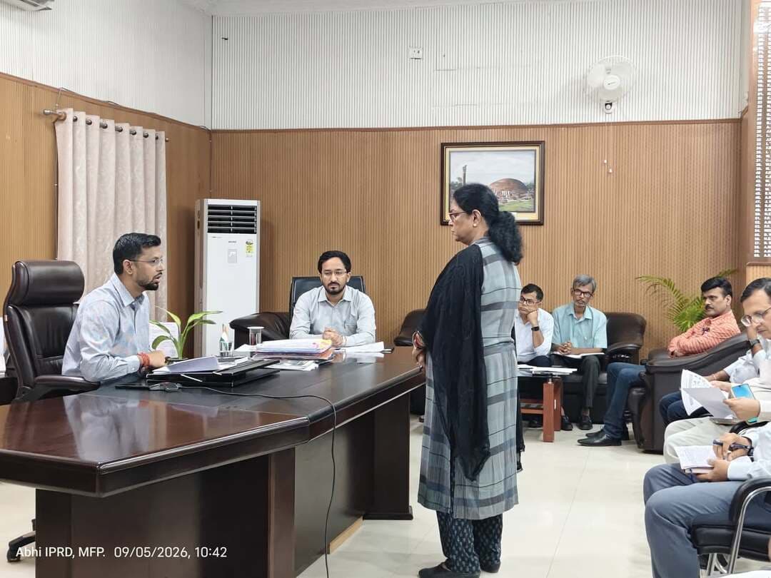 जिलाधिकारी की अध्यक्षता में जिला समन्वय समिति की बैठक का आयोजन हुआ, पदाधिकारियों को *अंतर्विभागीय समन्वय स्थापित कर जनहित के मामलों को तत्परता से हल करने* का दिया निदेश
==========================
अपर समाहर्ता को विभिन्न योजनाओं के लिए उपयुक्त भूमि शीघ्र उपलब्ध कराने तथा डीपीओ, आईसीडीएस को सभी आंगनबाड़ी केन्द्रों पर आधारभूत संरचना यथा विद्युत आपूर्ति, पेयजल एवं शौचालय की उपलब्धता सुनिश्चित करने का निदेश दिया
==========================
लोक-कल्याणकारी एवं विकासात्मक योजनाओं का सफल क्रियान्वयन जिला प्रशासन की सर्वोच्च प्राथमिकता; संबंधित विभागों के पदाधिकारी सरकार के निदेशों का अक्षरशः अनुपालन सुनिश्चित करेंः जिलाधिकारी
------------------------------------
मुजफ्फरपुर, शनिवार, दिनांक 05.09.2026ः जिलाधिकारी, मुजफ्फरपुर श्री कुमार गौरव की अध्यक्षता में आज समाहरणालय में जिला समन्वय समिति की बैठक का आयोजन हुआ। उन्होंने विभिन्न विभागों के पदाधिकारियों को आपस में समन्वय स्थापित कर आम जनता की समस्याओं का पूरी संवेदनशीलता के साथ त्वरित गति से समाधान करने का निदेश दिया।
इस बैठक में विभिन्न विभागों यथा ग्रामीण विकास, राजस्व, आपदा प्रबंधन, आपूर्ति, कल्याण, पंचायती राज, आईसीडीएस, शिक्षा, स्वास्थ्य, उद्योग, नगर विकास, अल्पसंख्यक कल्याण, श्रम, जीविका, पथ निर्माण, विद्युत, लोक स्वास्थ्य अभियंत्रण, स्थानीय क्षेत्र अभियंत्रण संगठन, मत्स्य, जल संसाधन, कृषि, सामाजिक सुरक्षा, समाज कल्याण, खेल, योजना एवं विकास, सांख्यिकी, सहकारिता सहित अनेक विभागों के कार्यों की समीक्षा की गई तथा अद्यतन प्रगति का जायजा लिया गया। जिलाधिकारी द्वारा पदाधिकारियों को विकासात्मक एवं लोक-कल्याणकारी योजनाओं का गुणवत्तापूर्ण तथा समयबद्ध तरीके से सफल क्रियान्वयन करने का निदेश दिया गया।
जिलाधिकारी ने कहा कि समन्वय बैठक का मूल उद्देश्य अतंर्विभागीय समन्वय सुनिश्चित करना है ताकि जनहित के कार्यों को तत्परता से क्रियान्वित किया जा सके। जो भी समस्याएं आती है उसका संबंधित विभागों के पदाधिकारी आपस में संवाद एवं समन्वय स्थापित करते हुए तेजी से समाधान करें।
=========================
जिलाधिकारी द्वारा बैठक में ही आईसीडीएस के तहत आंगनबाड़ी केन्द्रों के लिए भवन निर्माण, प्राथमिक सब्जी उत्पादक सहकारी समिति लिमिटेड (पीवीसीएस) अन्तर्गत तरकारी आउटलेट का निर्माण, स्वास्थ्य उप केन्द्रों का निर्माण इत्यादि के लिए भूमि उपलब्धता के अंतर्विभागीय लंबित मामलों का समाधान किया गया। उन्होंने अपर समाहर्ता को संबंधित विभागों के पदाधिकारियों के साथ सार्थक समन्वय एवं सुदृढ़ संवाद स्थापित कर अंचल अधिकारियों के माध्यम से सभी योजनाओं के लिए तत्परता से भूमि उपलब्ध कराने का निदेश दिया।
==========================
जिलाधिकारी ने कहा कि अधिकारीगण स्व-उतरदायित्व एवं स्व-अनुशासन की भावना से काम कर रहे हैं। यह प्रशंसा का विषय है। उन्होंने कहा कि सभी क्षेत्रीय पदाधिकारीगण यह सुनिश्चित करंे कि आम जनता को अपनी समस्याओं को लेकर कार्यालयों का दौर न लगाना पड़े। छोटे-छोटे कार्यों को लेकर भी लोगों को परेशान न होना पड़े यह क्षेत्रों में पदस्थापित अधिकारीगण सुनिश्चित करें। जिलाधिकारी ने कहा कि इसके लिए हर स्तर पर पदाधिकारियों को रिस्पाँसिव होना पड़ेगा। कार्य-संस्कृति को सुदृढ़ रखना होगा।
जिलाधिकारी ने कहा कि इस तरह की बैठकों का काफी महत्व है। विकास, राजस्व, कल्याण, ग्रामीण विकास, आईसीडीएस, स्वास्थ्य, अभियंत्रण सहित सभी विभागों के अधिकारियों के बीच भूमि उपलब्धता, सीमांकन, एनओसी इत्यादि के लंबित मामलों का आपसी समन्वय के द्वारा निपटारा किया जाता है।
जिलाधिकारी ने कहा कि पदाधिकारीगण आवश्यकतानुसार अन्तर्विभागीय समन्वय स्थापित कर पूर्ण पारदर्शिता, उत्तरदायित्व एवं संवेदनशीलता के साथ कार्य करें।
इस बैठक में जिलाधिकारी द्वारा आँगनबाड़ी केन्द्रों का भवन निर्माण, प्राथमिक सब्जी उत्पादक सहकारी समिति लिमिटेड (पीवीसीएस) अन्तर्गत तरकारी आउटलेट के लिए भूमि की उपलब्धता, राशन कार्ड का सृजन, समरसता संकल्प अभियान, विद्यार्थियों की शिकायतों एवं समस्याओं के प्रभावी समाधान हेतु ’’विद्यार्थी सहयोग शिविर’’ का आयोजन, सामाजिक सुरक्षा पेंशन योजना, जीवन प्रामाणीकरण, पंचायत सरकार भवनों का निर्माण, कन्या विवाह मंडप का निर्माण, लोक शिकायत निवारण तथा लोक सेवा के अधिकार से संबंधित मामलों, वीबी जी राम जी सहित विभिन्न योजनाओं में साप्ताहिक प्रगति की समीक्षा की गई तथा अद्यतन स्थिति का जायजा लिया गया। डीएम ने कहा कि सरकार के विकासात्मक एवं लोक-कल्याणकारी योजनाओं का सफल क्रियान्वयन जिला प्रशासन की सर्वोच्च प्राथमिकता है। इसके लिए सभी पदाधिकारी सजग, तत्पर एवं प्रतिबद्ध रहें। विभिन्न विभागों के जिन-जिन कार्यों तथा योजनाओं के लिए जमीन की उपलब्धता, अनापति प्रमाण-पत्र, सीमांकन, अतिक्रमण हटाने इत्यादि का मामला लंबित है उसके लिए प्रखंड-स्तरीय विभागीय पदाधिकारी एवं संबंधित अंचल अधिकारी समन्वय स्थापित कर कार्यों में तेजी लायें तथा मामले का समाधान करते हुए प्रतिवेदन उपलब्ध कराएं। संबंधित अनुमंडल पदाधिकारी इसका पर्यवेक्षण करेंगे तथा अपर समाहर्ता इसका अनुश्रवण करेंगे।
==========================
जिलाधिकारी ने कहा कि राज्य सरकार द्वारा ग्रामीण क्षेत्रों में पूर्व से अवस्थित आधारभूत संरचनाओं एवं परिसम्पत्तियों को सुदृढ़ करने तथा नए परिसम्पत्तियों का निर्माण करने हेतु मिशन कायाकल्प प्रारंभ किया जा रहा है। इसके तहत विद्यालयों, आंगनबाड़ी केन्द्रों, सामुदायिक भवनों, स्वास्थ्य उप केन्द्रों का सुदृढ़ीकरण/ उन्नयन एवं नवनिर्माण तथा अन्य महत्वपूर्ण योजनाओं को शामिल किया जाएगा। जिलाधिकारी ने कहा कि इसके लिए प्रखण्ड स्तर पर प्रखण्ड विकास पदाधिकारी तथा जिला स्तर पर उप विकास आयुक्त नोडल पदाधिकारी होंगे। उन्होंने सभी प्रखण्ड विकास पदाधिकारियों को निदेश दिया कि ग्राम पंचायतवार प्राथमिकता के अनुसार लगभग 10 योजनाओं का अविलम्ब चयन करें। अपर समाहर्ता सुनिश्चित करेंगे कि संबंधित योजनाओं के लिए भूमि उपलब्ध है।
==========================
===================
जिला प्रोग्राम कार्यालय, आईसीडीएस के कार्यों की समीक्षा के दौरान जिलाधिकारी ने डीपीओ, आईसीडीएस को निर्देश दिया कि जिला के सभी 5,617 आँगनबाड़ी केन्द्रों पर आधारभूत संरचनाएं उपलब्ध रहनी चाहिए। शुद्ध पेयजल एवं शौचालय की समुचित व्यवस्था तथा विद्युत की उपलब्धता सुनिश्चित रहनी चाहिए। जिला में कुल 17 बाल विकास परियोजना है। प्रति परियोजना 20 आंगनबाड़ी केंद्रों के भवन निर्माण का वार्षिक लक्ष्य निर्धारित है। इस प्रकार आँगनबाड़ी केंद्रों के लिए कुल 340 भवन निर्माण किया जाना है। समीक्षा में पाया गया कि 185 भवनों के निर्माण हेतु पूर्व में ही जमीन उपलब्ध करा दिया गया है। जिलाधिकारी ने शेष आँगनबाड़ी केंद्रों के भवन निर्माण के लिए भी उपयुक्त जमीन का अनापति प्रमाण-पत्र (एनओसी) शीघ्र उपलब्ध करने का निर्देश अंचल अधिकारियों को दिया। उन्होंने कहा कि यह सरकार की अत्यंत महत्वपूर्ण परियोजना है। संबंधित पदाधिकारियों को इसके लिए तन्मयता से कार्य करना होगा। जिलाधिकारी द्वारा उप विकास आयुक्त को आंगनबाड़ी केन्द्रों के भवन निर्माण के लिए भूमि उपलब्ध कराने हेतु डीपीओ, आईसीडीएस के माध्यम से वित्तीय वर्षवार प्रतिवेदन तैयार कराने का निदेश दिया गया। अपर समाहर्ता को अंचल अधिकारियों के साथ नियमित समीक्षा करने का निदेश दिया गया। बैठक में वीबी जी राम जी के कन्वर्जेन्स तथा नाबार्ड के वित्त पोषण से आंगनबाड़ी केन्द्रों के भवन निर्माण में प्रगति की समीक्षा की गई। जिलाधिकारी ने उप विकास आयुक्त को डीपीओ मनरेगा, डीपीओ आईसीडीएस, कार्यपालक अभियंता एलएईओ-1 एवं 2 तथा जिला योजना पदाधिकारी के साथ नियमित रूप से समीक्षा कर निर्धारित लक्ष्य के अनुरूप उपलब्धि सुनिश्चित करने का निदेश दिया। साथ ही निर्माणाधीन भवनों को समय-सीमा के अंदर पूर्ण कराने का निदेश दिया गया।
जिलाधिकारी ने डीपीओ आईसीडीएस को आंगनबाड़ी केन्द्रों पर अन्नप्राशन, गोदभराई एवं वीएचएसएनडी का प्रावधानों के अनुसार सफलतापूर्वक आयोजन करने का निदेश दिया। आँगनबाड़ी केन्द्रों का लगातार निरीक्षण करने तथा योजनाओं का सफल क्रियान्वयन सुनिश्चित करने का निदेश दिया गया।
जिला कार्यक्रम प्रबंधक, जीविका द्वारा जिलाधिकारी के संज्ञान में लाया गया कि नाबार्ड के सहयोग से मुजफ्फरपुर जिला में जीविका इम्पोरियम का निर्माण प्रस्तावित है ताकि जीविका स्वयं सहायता समूहों एवं उनके इन्टरप्राईजेज के उत्पादों का वृहद स्तर पर प्रचार-प्रसार एवं मार्केटिंग किया जा सके। इसके लिए मुख्य व्यावसायिक क्षेत्र में 600 से 1000 वर्गफीट के उपयुक्त परिसर की आवश्यकता है। जिलाधिकारी ने कहा कि सरकार की यह अत्यंत महत्वपूर्ण परियोजना है। इसके लिए दो जिलों मुजफ्फरपुर एवं गया जी का चयन किया गया है। नगर आयुक्त, मुजफ्फरपुर द्वारा जीविका इम्पोरियम के निर्माण हेतु उपयुक्त परिसर चिन्हित करने की कार्रवाई की जा रही है।
जिला सहकारिता पदाधिकारी द्वारा बताया गया कि पीवीसीएस में 09 प्रखण्डों को तरकारी आउटलेट निर्माण हेतु चयनित किया गया है। 10X15 वर्गफीट भूमि की आवश्यकता है। कटरा एवं सरैया प्रखण्डों में भूमि उपलब्ध है। जिलाधिकारी द्वारा शेष 07 अंचलों के अंचल अधिकारियों को भी शीघ्र भूमि उपलब्ध कराने का निदेश दिया गया। जिला सहकारिता पदाधिकारी द्वारा यह भी बताया गया कि पीवीसीएस में पंचायत स्तरीय सब्जी संग्रहण केन्द्र निर्माण हेतु 6 प्रखण्डों को चयनित किया गया है। 700 वर्गफीट क्षेत्रफल की भूमि की आवश्यकता है। जिलाधिकारी ने इन अंचल अधिकारियों को तत्परता से भूमि उपलब्ध कराने का निदेश दिया। उन्होंने पदाधिकारियों को बिहार राज्य फसल सहायता योजना (रबी) के तहत पात्र कृषकों का सरकार के निदेशों के अनुसार सत्यापन करने का निदेश दिया।
जिलाधिकारी ने कहा कि शिक्षा, स्वास्थ्य, कृषि, महिला सशक्तिकरण, आधारभूत संरचना, ग्रामीण विकास, नगर विकास सहित सभी विषयों पर सरकार का विशेष ध्यान है। इसी के अनुरूप पारदर्शिता एवं उत्तरदायित्व के सिद्धान्त पर चलते हुए जिला प्रशासन, मुजफ्फरपुर द्वारा लोक-कल्याणकारी एवं विकासात्मक योजनाओं का सफल क्रियान्वयन किया जा रहा है। अनुसूचित जाति एवं अनुसूचित जनजाति कल्याण विभाग अन्तर्गत भी मुजफ्फरपुर जिला में काफी अच्छा काम किया जा रहा है। पोखरैरा, राजवाड़ा, बोचहाँ एवं मुरौल में 4 अम्बेदकर आवासीय विद्यालय संचालित है, जिसमें कुल 1116 छात्र-छात्राएं नामांकित हैं। इन्हें आवासन, अध्ययन, भोजन इत्यादि सभी सुविधाएं निःशुल्क उपलब्ध है। सभी विद्यालयों में स्मार्ट क्लास, डिजिटल क्लास, पुस्तकालय एवं खेल-कूद की सुविधा उपलब्ध है। 5 अतिरिक्त आवासीय विद्यालय प्रखण्ड-पारू, मोतीपुर, सकरा, बंदरा तथा कुढ़नी की स्वीकृति राज्य सरकार द्वारा दी गई है, जो निर्माण के विभिन्न चरणों में है। जिला में कुल 6 डाॅ. भीमराव अम्बेदकर कल्याण छात्रावासों में कुल 480 छात्र-छात्राएं नामांकित है, जिन्हें मुख्यमंत्री अनुदान योजना के तहत 2,000 रुपए प्रति माह एवं मुख्यमंत्री खाद्यान्न योजना के तहत 15 किलोग्राम खाद्यान्न, जिसमें 9 किलो चावल एवं 6 किलो गेहूँ शामिल है, प्रति माह उपलब्ध कराया जा रहा है। छात्रावासों में पुस्तकालय एवं डिजीटल क्लास की सुविधा उपलब है। अनुसूचित जाति एवं अनुसूचित जनजाति की बालिकाओं को उच्च शिक्षा प्राप्त करने के लिए प्रोत्साहित करने के उद्देश्य से सिकन्दरपुर में सावित्री बाई फुले छात्रावास का निर्माण की स्वीकृति सरकार द्वारा दी गई है। बाबा साहेब भीमराव अम्बेदकर बिहार विश्वविद्यालय, मुजफ्फरपुर के परिसर में बीपीएससी, रेलवे, बैंक, एसएससी आदि प्रतियोगी परीक्षाओं की निःशुल्क तैयारी हेतु प्राक् परीक्षा प्रशिक्षण केन्द्र संचालित है, जिसमें नामांकित 120 छात्रों को 1500 रुपए एवं अन्य जिलों के छात्रों को 3000 हजार रुपए प्रति माह छात्रवृति का भुगतान किया जा रहा है। पदाधिकारियों को संत शिरोमणि श्री गुरू रविदास जी की 650वीं जयंती के अवसर पर चल रहे समरसता संकल्प अभियान के तहत विभिन्न अनुसूचित जाति टोलों में श्री संत रविदास *विकास शिविरों का सफलतापूर्वक आयोजन करने तथा प्राप्त आवेदनों का निर्धारित समय-सीमा के अंदर गुणवत्तापूर्ण निष्पादन* करने का निदेश दिया गया है। जिलाधिकारी ने कहा कि पूर्णतः सजग एवं तत्पर रहकर सभी योजनाओं का लाभ लोगों तक पहुंचाया जा रहा है।
जिलाधिकारी द्वारा जिला पंचायत राज पदाधिकारी को निदेश दिया गया कि पंचायत सरकार भवनों के निर्माण का नियमित पर्यवेक्षण करें। समय से कार्य पूर्ण करायें। भूमि चिन्हित करने के कार्य में तेजी लाने का निदेश दिया गया।
===================
जिलाधिकारी ने कहा कि राज्य सरकार के आदेश एवं उद्देश्य के अनुरूप मुजफ्फरपुर जिला में भी जनहित की योजनाओं का सफलतापूर्वक क्रियान्वयन किया जा रहा है। सभी पंचायतों एवं नगर निकायों में सहयोग शिविर का आयोजन किया जा रहा है एवं प्राप्त आवेदनों का निर्धारित समय-सीमा के अंदर निष्पादन किया जा रहा है। अभी तक प्राप्त आवेदनों में से 95 प्रतिशत से अधिक आवेदनों को गुणवतापूर्ण रूप से निष्पादित किया गया है। लोग काफी संतुष्ट हैं। शेष आवेदनों को भी निर्धारित समय में निष्पादित किया जा रहा है।
जिलाधिकारी ने कहा कि अभियान चलाकर नये राशन कार्ड का निर्माण किया जा रहा है। कुल 76,051 आवेदनों की डाटा इन्ट्री पूरी की जा चुकी है। प्रखण्ड आपूर्ति पदाधिकारियों एवं प्रखण्ड विकास पदाधिकारियों को मिशन मोड में ई-केवाईसी तथा राशन कार्ड निर्माण कार्य पूरा करने का निदेश दिया गया है। उन्होंने कहा कि 373 पंचायतों में पंचायत विकास दिवस का आयोजन किया जा रहा है। सामाजिक सुरक्षा पेंशन योजनाओं का सफलतापूर्वक क्रियान्वयन किया जा रहा है। सहायक निदेशक, जिला सामाजिक सुरक्षा कोषांग द्वारा बताया गया कि 29 अगस्त से 03 सितम्बर तक 12,363 सामाजिक सुरक्षा पेंशनधारियों का जीवन प्रमाणीकरण किया गया है। सभी प्रखण्ड विकास पदाधिकारियों को इस कार्य में तेजी लाने का निदेश दिया गया है। जिला पंचायत राज पदाधिकारी द्वारा बताया गया कि विगत करीब चार माह की अवधि में मुजफ्फरपुर जिलान्तर्गत विभिन्न पंचायतों में 17 पंचायत सरकार भवनों को ग्राम पंचायतों को हस्तान्तरित करते हुए क्रियाशील किया गया है। ग्राम पंचायतों के माध्यम से 41 अन्य पंचायत सरकार भवनों का निर्माण कार्य प्रारंभ किया गया है। विभिन्न पंचायतों में 29 कन्या विवाह मंडप का निर्माण प्रक्रियाधीन है। मुजफ्फरपुर जिला में लगभग 40 सड़क, पुल-पुलिया, फ्लाईओवर इत्यादि का तेजी से निर्माण हो रहा है। जिलाधिकारी ने कहा कि इन सब योजनाओं से लोगों के जीवन स्तर में काफी गुणात्मक बदलाव आ रहा है।
===================
जिलाधिकारी ने महाप्रबंधक, जिला उद्योग केन्द्र को निदेश दिया कि मुख्यमंत्री महिला उद्यमी योजना, मुख्यमंत्री अनुसूचित जाति-जनजाति उद्यमी योजना, मुख्यमंत्री अति पिछड़ा वर्ग उद्यमी योजना, मुख्यमंत्री युवा उद्यमी योजना एवं मुख्यमंत्री अल्पसंख्यक उद्यमी योजना का विभाग के निर्देशों के अनुरूप बेहतर ढंग से क्रियान्वयन करें। लक्ष्य के अनुरूप प्रगति लाएँ। लाभुकों को प्रथम, द्वितीय एवं तृतीय किस्त का भुगतान नियमानुसार ससमय करें।
======================
लोक शिकायत निवारण एवं आरटीपीएस
======================
जिलाधिकारी द्वारा लोक शिकायत निवारण एवं आरटीपीएस से संबंधित मामलों की समीक्षा की गयी। सभी लोक प्राधिकारों एवं अधिकारियों को आवेदनों का त्वरित निष्पादन करने का निदेश दिया गया।
जिलाधिकारी ने कहा कि बिहार लोक शिकायत निवारण अधिकार अधिनियम सरकार की महत्वाकांक्षी योजना है। लोक शिकायतों की सुनवाई में लोक प्राधिकारों की हर हाल में शत-प्रतिशत उपस्थिति सुनिश्चित रहनी चाहिए।
जिलाधिकारी ने कहा कि लोक शिकायतों के केवल निष्पादन से काम नहीं चलेगा। जनता की संतुष्टि सर्वोपरि है। सभी पदाधिकारी जनहित के कार्यों को सर्वोच्च प्राथमिकता दें। इसमें किसी भी प्रकार की शिथिलता, लापरवाही या अनियमितता बर्दाश्त नहीं की जाएगी।
==========================
बैठक में अंचलाधिकारियों एवं थानाध्यक्षों की संयुक्त बैठक की समीक्षा की गई। जिलाधिकारी ने कहा कि संयुक्त बैठक का भूमि विवादों के समाधान में महत्वपूर्ण भूमिका है। उन्होंने सभी अनुमंडल पदाधिकारियों को यह सुनिश्चित करने का निदेश दिया कि नियमित तौर पर अंचलाधिकारी एवं थानाध्यक्ष का हरएक सप्ताह संयुक्त बैठक आयोजित हो। साथ ही इसे भू-समाधान पोर्टल पर भी अपलोड किया जाए।
जिलाधिकारी द्वारा आरटीपीएस में प्रगति की समीक्षा की गई। उन्होंने कहा कि एक्सपायर्ड मामलों की संख्या हर हाल में शून्य रहनी चाहिए। उन्होंने कहा कि आरटीपीएस अधिनियम के प्रावधानों के अनुरूप समय-सीमा के अंदर आवेदनों का गुणवत्तापूर्ण निष्पादन सुनिश्चित करें। आम जनता को सेवा प्रदान करने में कोई कोताही बर्दाश्त नहीं की जाएगी।
जिलाधिकारी ने कहा कि बिहार लोक शिकायत निवारण अधिकार अधिनियम, 2015 तथा बिहार लोक सेवाओं का अधिकार अधिनियम, 2011 का सफल क्रियान्वयन सरकार की सर्वोच्च प्राथमिकता है। सभी पदाधिकारी इसके लिए सजग, तत्पर एवं प्रतिबद्ध रहें। योजनाओं के क्रियान्वयन में शिथिलता, अनियमितता एवं लापरवाही बर्दाश्त नहीं की जाएगी।
जिलाधिकारी ने अधिकारियों को निदेश दिया कि सहयोग पोर्टल, सीपीग्राम, जिला जनता दरबार सहित विभिन्न स्रोतों से प्राप्त आवेदनों को त्वरित गति से निष्पादित करें।
जिलाधिकारी ने उप विकास आयुक्त को सभी योजनाओं के क्रियान्वयन में प्रगति का अनुश्रवण करने का निदेश दिया।
जिलाधिकारी ने कहा कि *पारदर्शिता एवं उत्तरदायित्व* सुनिश्चित करते हुए *जनहित के कार्यों को जिला प्रशासन द्वारा सर्वोच्च प्राथमिकता* के साथ सम्पन्न किया जाता है। *आम जनता को दैनन्दिन कार्यों में समस्या का सामना न करना पड़े, इसके लिए सम्पूर्ण प्रशासनिक सजग, तत्पर एवं प्रतिबद्ध* है।