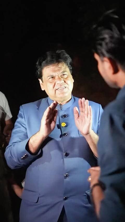 एक छोटी-सी Street Light की समस्या भी लोगों की रोज़मर्रा की ज़िंदगी में बड़ी परेशानी खड़ी कर सकती है। 💡
इसीलिए लोगों की समस्याओं को जानना और उनका सही समाधान करना बेहद ज़रूरी है।
Varanasi में चल रही एक special awareness initiative के ज़रिए लोगों से Street Light से जुड़ी समस्याओं और उनकी परेशानियों के बारे में जानकारी ली जा रही है, ताकि समस्या को समझकर उसके समाधान की दिशा में काम किया जा सके।
इस initiative को पूर्व IAS अधिकारी द्वारा लोगों को aware करने और उनकी समस्याओं को जानकर उन्हें solve करने की दिशा में पहल की जा रही है।
सही जानकारी • लोगों की परेशानी की पहचान • बेहतर समाधान ❤️
#varanasi #banaras #reelsinstagram #kashi #viralreels
Banaras varanasi Kashi