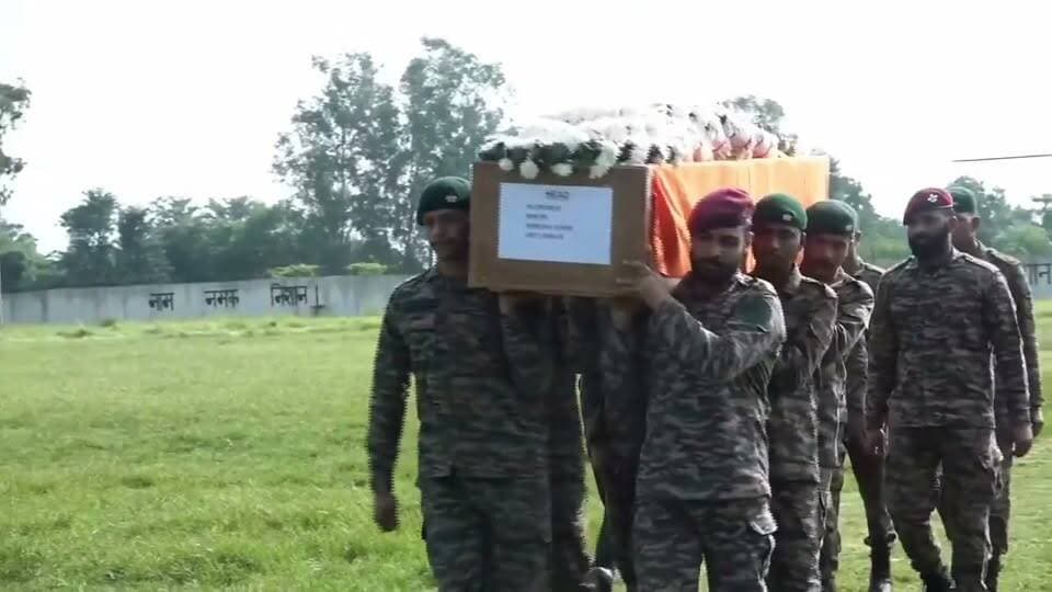 🇮🇳 सलाम उन वीरों को, जो लौटे तिरंगे में…
हथनीकुंड बैराज में ट्रेनिंग के दौरान शहीद हुए नाइक अजय कुमार और लांस नाइक रोहित नारायण पाटिल को भारतीय सेना ने भावभीनी श्रद्धांजलि दी।
1 सितंबर 2026 को 1 पैरा (स्पेशल फोर्सेज) की वाटरमैनशिप ट्रेनिंग के दौरान तेज बहाव में मोटरबोट पलट गई थी, जिसमें दोनों वीर जवानों ने सर्वोच्च बलिदान दिया।
भारत अपने इन सपूतों को कभी नहीं भूलेगा। 🇮🇳🕊️
🙏 विनम्र श्रद्धांजलि | जय हिंद
#IndianArmy #SpecialForces #ParaSF #Hathnikund #Shaheed #JaiHind #Tribute #BraveHearts #Haryana #IndianSoldiers #Respect #ViralReels #instanewsfeed