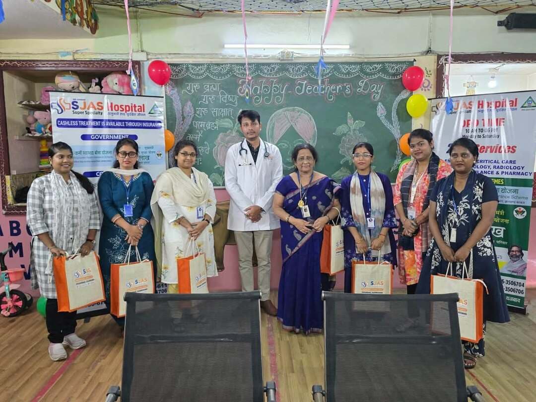 धनबाद के पहले प्ले स्कूल के शिक्षकों का मिला सम्मान, शिक्षक दिवस पर एस जस सुपरस्पेशियलिटी हॉस्पिटल की सराहनीय पहल
डॉ० अंकुर पांडेय ने कहा— शिक्षक ही गढ़ते हैं राष्ट्र का भविष्य, हैप्पी चाइल्ड नर्सरी स्कूल के गुरुजनों का हुआ सम्मान
धनबाद। शिक्षक दिवस के अवसर पर एस जस सुपरस्पेशियलिटी हॉस्पेशियलिटी हॉस्पिटल ने समाज निर्माण में शिक्षकों की महत्वपूर्ण भूमिका को सम्मान देते हुए एक गरिमामय सम्मान समारोह का आयोजन किया। इस अवसर पर हॉस्पिटल के वरिष्ठ चिकित्सक डॉ० अंकुर पांडेय (एमडी, मेडिसिन) ने धनबाद के पहले प्ले स्कूल ‘हैप्पी चाइल्ड नर्सरी स्कूल’ के शिक्षकों को अंगवस्त्र एवं सम्मान-चिह्न प्रदान कर उनके समर्पण और योगदान को नमन किया।
अपने संबोधन में डॉ० अंकुर पांडेय ने कहा कि शिक्षक केवल विद्यार्थियों को शिक्षा नहीं देते, बल्कि उनके व्यक्तित्व, संस्कार और चरित्र का निर्माण कर एक सशक्त समाज की नींव रखते हैं। उन्होंने कहा कि शिक्षक दिवस केवल एक औपचारिक अवसर नहीं, बल्कि उन गुरुजनों के प्रति कृतज्ञता व्यक्त करने का दिन है, जिनके मार्गदर्शन से हर व्यक्ति अपने जीवन में सफलता की राह तय करता है।
कार्यक्रम में हैप्पी चाइल्ड नर्सरी स्कूल की प्रधानाचार्या श्रीमती गीता सिंह विशेष रूप से उपस्थित रहीं। उन्होंने बताया कि हैप्पी चाइल्ड नर्सरी स्कूल धनबाद का पहला प्ले स्कूल है, जिसने वर्षों से गुणवत्तापूर्ण प्रारंभिक शिक्षा के क्षेत्र में अपनी अलग पहचान बनाई है। उन्होंने एस जस सुपरस्पेशियलिटी हॉस्पिटल की इस पहल की सराहना करते हुए कहा कि शिक्षकों का सम्मान पूरे शिक्षा जगत का सम्मान है और ऐसे आयोजन समाज में शिक्षा के प्रति सकारात्मक संदेश देते हैं।
सम्मान प्राप्त करने वाले शिक्षकों ने हॉस्पिटल प्रबंधन के प्रति आभार व्यक्त करते हुए कहा कि इस प्रकार का सम्मान उनके कार्य के प्रति नई ऊर्जा और प्रेरणा प्रदान करता है। समारोह सौहार्दपूर्ण वातावरण में संपन्न हुआ और उपस्थित सभी लोगों ने शिक्षक दिवस के इस आयोजन को प्रेरणादायी पहल बताया।