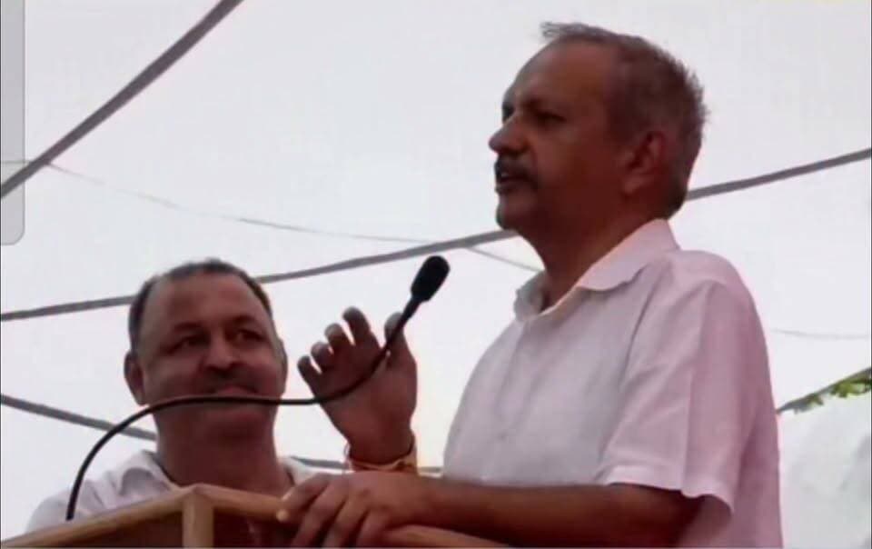 कहीं पर निगाहें... कहीं पर निशाना....
किस पर तीर छोड़ गए चरखी दादरी विधायक सुनील सतपाल सांगवान !
मंच पर स्वास्थ्य मंत्री आरती राव ,लोकसभा सांसद धर्मबीर सिंह ,बाढड़ा विधायक उमेद पातुवास , कोसली विधायक अनिल यादव,, नारनौल विधायक ओम प्रकाश यादव , पूर्व विधायक राव बहादुर सिंह ,चरखी दादरी बीजेपी जिला अध्यक्ष राष्ट्रदीप परमार , यादव सभा प्रधान महावीर यादव सहित अनेक गणमान्य व्यक्ति उपस्थित रहे।