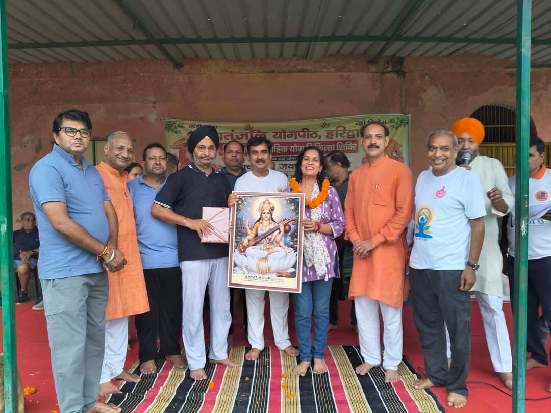योगिराज श्रीकृष्ण के जन्मोत्सव पर योग चिकित्सा शिविर एवं बुजुर्गों का सम्मान
Aonenews अरविन्द बक्शी
फरीदाबाद। योगिराज भगवान श्रीकृष्णचंद्र के जन्मोत्सव के अवसर पर पतंजलि योगपीठ, हरिद्वार के तत्वावधान में सेक्टर-16 स्थित जेड पार्क में योग चिकित्सा शिविर आयोजित किया गया। इस अवसर पर स्वास्थ्य जागरूकता के साथ-साथ क्षेत्र के 80 वर्ष से अधिक आयु के वरिष्ठ नागरिकों को सम्मानित कर उनके स्वस्थ एवं सम्मानपूर्ण जीवन के प्रति समाज की प्रतिबद्धता व्यक्त की गई।
शिविर में पतंजलि योगपीठ के योगाचार्य जयपाल शास्त्री ने उपस्थित नागरिकों को योग, प्राणायाम, सूर्य नमस्कार, भस्त्रिका, कपालभाति, सरल योगासन एवं ध्यान साधना का अभ्यास कराया। उन्होंने कहा कि योग को नियमित जीवनचर्या का हिस्सा बनाकर व्यक्ति शारीरिक एवं मानसिक रूप से स्वस्थ रह सकता है। उन्होंने योगिराज श्रीकृष्ण के जीवन को ज्ञान, भक्ति एवं कर्मयोग का अद्भुत संगम बताते हुए उनकी शिक्षाओं को जीवन में अपनाने का संदेश दिया।
योग सत्र के समापन अवसर पर फीवा के कार्यवाहक महासचिव सरदार गुरमीत सिंह देओल, राजकुमार जिंदल, रविंदर मंगला (वरिष्ठ उपप्रधान, आरडब्ल्यूए सेक्टर-16), पार्षद कुलदीप साहनी तथा अंकुर सिंह (भारत स्वाभिमान) ने क्षेत्र के वरिष्ठ नागरिकों को स्मृति चिह्न, फूलमाला एवं सम्मान पटका पहनाकर सम्मानित किया तथा उनका आशीर्वाद प्राप्त किया। इस अवसर पर भूतपूर्व सैनिक अधिकारी टी.डी. जटवानी सहित वरिष्ठ नागरिकों को विशेष सम्मान प्रदान किया गया।
कार्यक्रम की व्यवस्थाओं एवं योग प्रशिक्षण में भाई रिंकू मल्होत्रा, अनिल कपूर, गोरखनाथ, नारायण सिंह, रविंदर एवं नीरज मंगला ने महत्वपूर्ण सहयोग प्रदान किया। वहीं फीवा की ओर से रमेश चौधरी, सुरेश मदान, कृष्ण गोपाल मदान, अंकित मलिक, अनिल जटवानी, राकेश अग्रवाल, अनिल गुप्ता एवं कृष्ण दुआ ने कार्यक्रम को सफल बनाने में विशेष सहयोग किया।
आयोजकों ने बताया कि 5 सितंबर, शनिवार को शिक्षक दिवस के अवसर पर क्षेत्र के 21 गुरुजनों को सम्मानित किया जाएगा। इसके पश्चात 6 सितंबर, रविवार को कार्यक्रम के समापन अवसर पर एक घंटे के सामूहिक योग अभ्यास के बाद 21 कुंडीय हवन यज्ञ आयोजित किया जाएगा।
फीवा द्वारा क्षेत्र के सभी निवासियों से अपील की गई है कि वे समापन दिवस पर अधिक से अधिक संख्या में अपने परिवार सहित उपस्थित होकर हवन यज्ञ में भाग लें। हवन यज्ञ के उपरांत श्रद्धालुओं एवं उपस्थित नागरिकों को खीर प्रसाद वितरित किया जाएगा।
आयोजकों ने कहा कि इस प्रकार के कार्यक्रम समाज में स्वास्थ्य, संस्कार, आध्यात्मिक चेतना तथा वरिष्ठ नागरिकों के प्रति सम्मान की भावना को मजबूत करने का माध्यम हैं।