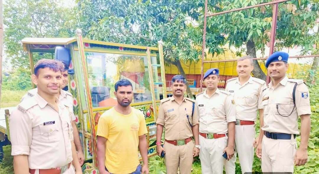 किशनगंज जिला पदाधिकारी नवीन कुमार के निर्देशानुसार जिले भर में सड़क सुरक्षा के मद्देनज़र प्रवर्तन अभियान के दौरान ट्रक एवं जुगाड़ वाहनों की जांच की जा रही है ।
किशनगंज जिला अन्तर्गत आज दिनांक 05.09.2026 को सड़क सुरक्षा एवं परिवहन नियमों के अनुपालन हेतु प्रवर्तन/जाँच अभियान चलाया गया। अभियान के दौरान नियमों का उल्लंघन करते पाए गए वाहनों के विरुद्ध नियमानुसार कार्रवाई की गई।
उपलब्ध विवरण के अनुसार कार्रवाई के दौरान विभिन्न जगहों से कुल 04 वाहनों को जब्त (Seized) किया गया, जिसमें 02 ट्रक एवं 02 जुगाड़ वाहन शामिल हैं।
#viralreels #viralreelschallenge #viralchallenge #vacaciones #viralpost #venezuela #videogames #newyork #2026Goals #BigBreaking