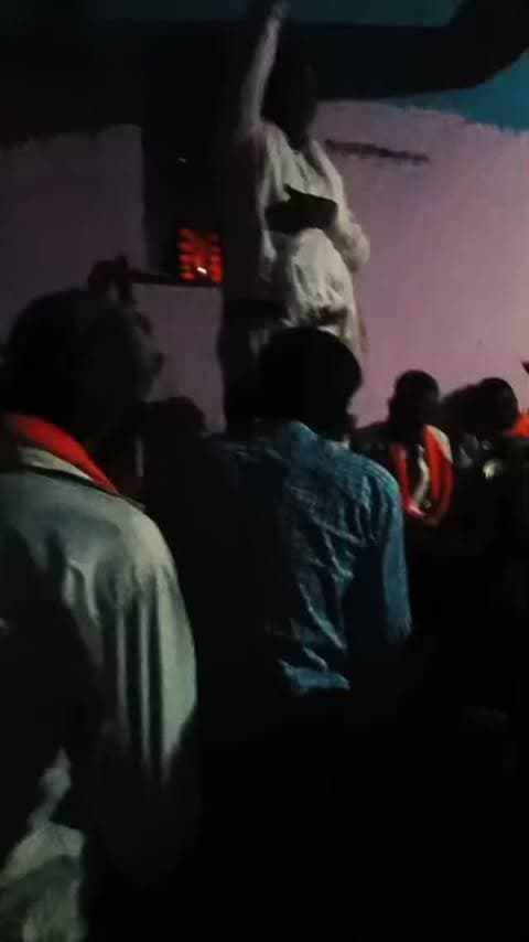 जन्माष्टमी के शुभ अवसर पर आयोजित विशाल भजन सत्संग के अंदर समाजसेवी दिनेश अहारी का शानदार भजन। इस अवसर पर सभी भक्तों ने भजन सत्संग के साथ ही साथ अच्छी बारिश की भी कामना की,
समाज सेवी अहारी ने अपने उद्बोधन में भक्त जनों को संबोधित करते हुए क्षेत्र में शांति और अमन के वातावरण का निर्माण हो, भक्तिमय वातावरण का निर्माण हो, जिससे समाज में ,क्षेत्र में अनुशासन आए और इस क्षेत्र का युवा जेनरेशन पढ़ लिख करके आगे बड़े क्षेत्र का नाम रोशन करें , और समाज जनो युवाओं से अधिक से अधिक भक्ति मार्ग से जुड़ने का आह्वान किया।।
,