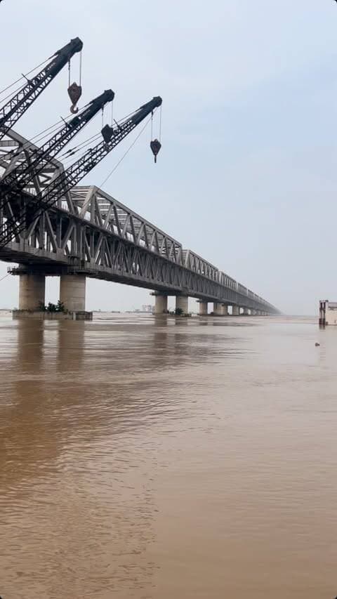 Ganga ka badhta jalstar: Ek taraf shaktishali drishya, dusri taraf high alert! 🚨🌊
Water levels are rising rapidly along Patna riverfronts. Aisi jagahon par selfie ya reels ke chakkar mein risk bilkul na lein aur savdhan rahein.
Aap kis area/ghat se yeh update dekh rahe hain? Comment karke batayein. 👇
Patna #Bihar #GangaRiver #PatnaFlood #Alert #patna_beauty_