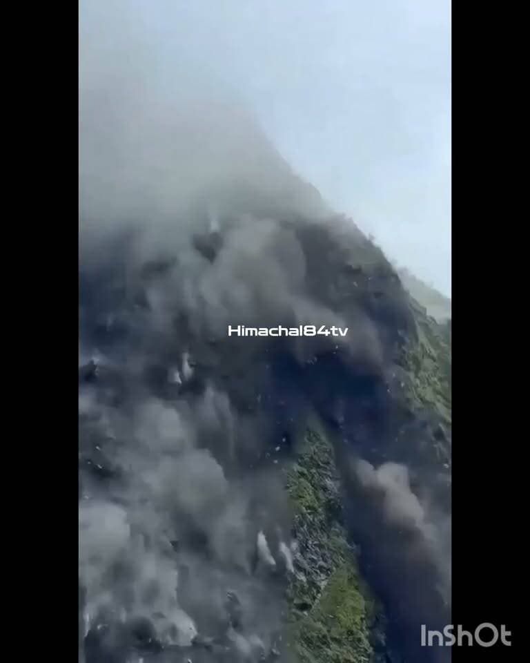 नेपाल में फिर मंडराया आपदा का खतरा! बड़े भूस्खलन से चौलानी नदी का प्रवाह बाधित, अचानक बाढ़ का अलर्ट
नेपाल में प्राकृतिक आपदाओं का सिलसिला थमने का नाम नहीं ले रहा है। सुदूरपश्चिम प्रांत के दार्चुला जिले की अपी हिमाल ग्रामीण नगरपालिका में बड़े भूस्खलन के कारण चौलानी नदी का प्रवाह आंशिक रूप से बाधित हो गया है।
नदी का बहाव प्रभावित होने के चलते अचानक बाढ़ का खतरा बढ़ गया है। प्रशासन ने नदी के निचले इलाकों में रहने वाले लोगों से सतर्क रहने और जरूरी सावधानियां बरतने की अपील की है। लोगों को नदी के आसपास जाने से बचने और प्रशासन के दिशा-निर्देशों का पालन करने की सलाह दी गई है। ⚠️🇳🇵
#नेपाल #Nepal #Darchula #ApiHimal #ChaulaniRiver #Landslide #FloodAlert #NepalDisaster #भूस्खलन #अचानकबाढ़ #बाढ़काखतरा #प्राकृतिकआपदा #नेपालसमाचार #BreakingNews #Himachal84TV
