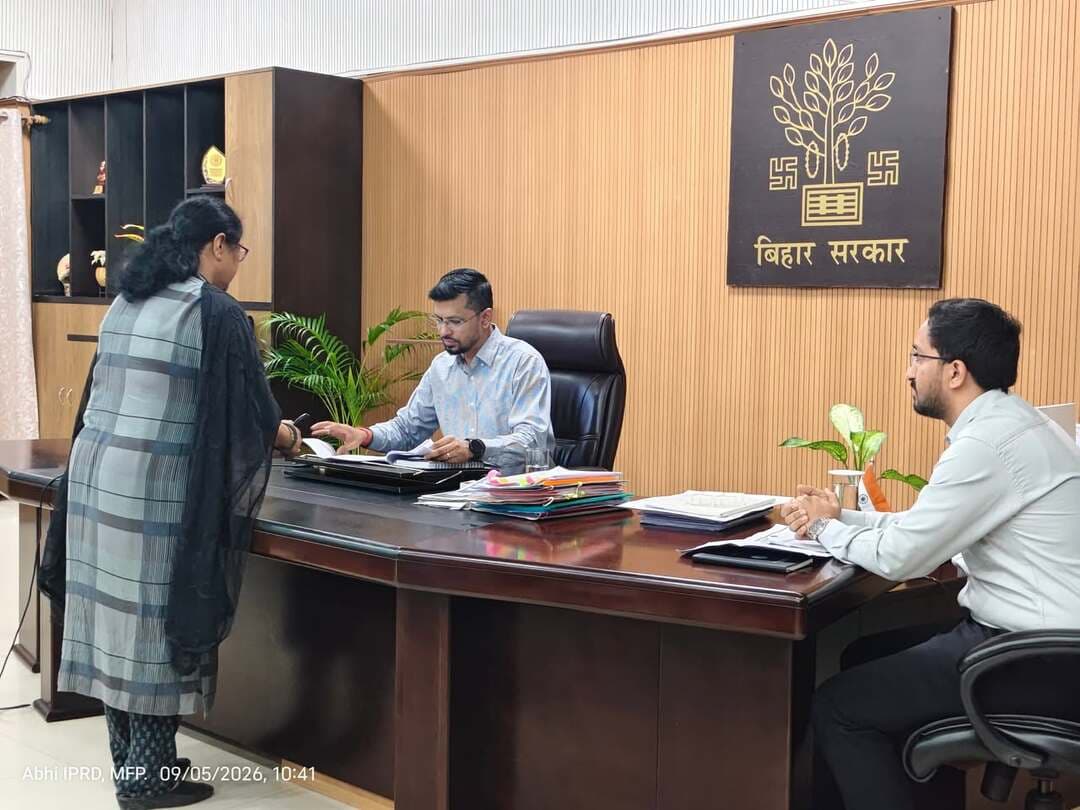 जिलाधिकारी की अध्यक्षता में जिला समन्वय समिति की बैठक का आयोजन हुआ, पदाधिकारियों को *अंतर्विभागीय समन्वय स्थापित कर जनहित के मामलों को तत्परता से हल करने* का दिया निदेश
==========================
अपर समाहर्ता को विभिन्न योजनाओं के लिए उपयुक्त भूमि शीघ्र उपलब्ध कराने तथा डीपीओ, आईसीडीएस को सभी आंगनबाड़ी केन्द्रों पर आधारभूत संरचना यथा विद्युत आपूर्ति, पेयजल एवं शौचालय की उपलब्धता सुनिश्चित करने का निदेश दिया
==========================
लोक-कल्याणकारी एवं विकासात्मक योजनाओं का सफल क्रियान्वयन जिला प्रशासन की सर्वोच्च प्राथमिकता; संबंधित विभागों के पदाधिकारी सरकार के निदेशों का अक्षरशः अनुपालन सुनिश्चित करेंः जिलाधिकारी
------------------------------------
मुजफ्फरपुर, शनिवार, दिनांक 05.09.2026ः जिलाधिकारी, मुजफ्फरपुर श्री कुमार गौरव की अध्यक्षता में आज समाहरणालय में जिला समन्वय समिति की बैठक का आयोजन हुआ। उन्होंने विभिन्न विभागों के पदाधिकारियों को आपस में समन्वय स्थापित कर आम जनता की समस्याओं का पूरी संवेदनशीलता के साथ त्वरित गति से समाधान करने का निदेश दिया।
इस बैठक में विभिन्न विभागों यथा ग्रामीण विकास, राजस्व, आपदा प्रबंधन, आपूर्ति, कल्याण, पंचायती राज, आईसीडीएस, शिक्षा, स्वास्थ्य, उद्योग, नगर विकास, अल्पसंख्यक कल्याण, श्रम, जीविका, पथ निर्माण, विद्युत, लोक स्वास्थ्य अभियंत्रण, स्थानीय क्षेत्र अभियंत्रण संगठन, मत्स्य, जल संसाधन, कृषि, सामाजिक सुरक्षा, समाज कल्याण, खेल, योजना एवं विकास, सांख्यिकी, सहकारिता सहित अनेक विभागों के कार्यों की समीक्षा की गई तथा अद्यतन प्रगति का जायजा लिया गया। जिलाधिकारी द्वारा पदाधिकारियों को विकासात्मक एवं लोक-कल्याणकारी योजनाओं का गुणवत्तापूर्ण तथा समयबद्ध तरीके से सफल क्रियान्वयन करने का निदेश दिया गया।
जिलाधिकारी ने कहा कि समन्वय बैठक का मूल उद्देश्य अतंर्विभागीय समन्वय सुनिश्चित करना है ताकि जनहित के कार्यों को तत्परता से क्रियान्वित किया जा सके। जो भी समस्याएं आती है उसका संबंधित विभागों के पदाधिकारी आपस में संवाद एवं समन्वय स्थापित करते हुए तेजी से समाधान करें।
=========================
जिलाधिकारी द्वारा बैठक में ही आईसीडीएस के तहत आंगनबाड़ी केन्द्रों के लिए भवन निर्माण, प्राथमिक सब्जी उत्पादक सहकारी समिति लिमिटेड (पीवीसीएस) अन्तर्गत तरकारी आउटलेट का निर्माण, स्वास्थ्य उप केन्द्रों का निर्माण इत्यादि के लिए भूमि उपलब्धता के अंतर्विभागीय लंबित मामलों का समाधान किया गया। उन्होंने अपर समाहर्ता को संबंधित विभागों के पदाधिकारियों के साथ सार्थक समन्वय एवं सुदृढ़ संवाद स्थापित कर अंचल अधिकारियों के माध्यम से सभी योजनाओं के लिए तत्परता से भूमि उपलब्ध कराने का निदेश दिया।
==========================
जिलाधिकारी ने कहा कि अधिकारीगण स्व-उतरदायित्व एवं स्व-अनुशासन की भावना से काम कर रहे हैं। यह प्रशंसा का विषय है। उन्होंने कहा कि सभी क्षेत्रीय पदाधिकारीगण यह सुनिश्चित करंे कि आम जनता को अपनी समस्याओं को लेकर कार्यालयों का दौर न लगाना पड़े। छोटे-छोटे कार्यों को लेकर भी लोगों को परेशान न होना पड़े यह क्षेत्रों में पदस्थापित अधिकारीगण सुनिश्चित करें। जिलाधिकारी ने कहा कि इसके लिए हर स्तर पर पदाधिकारियों को रिस्पाँसिव होना पड़ेगा। कार्य-संस्कृति को सुदृढ़ रखना होगा।
जिलाधिकारी ने कहा कि इस तरह की बैठकों का काफी महत्व है। विकास, राजस्व, कल्याण, ग्रामीण विकास, आईसीडीएस, स्वास्थ्य, अभियंत्रण सहित सभी विभागों के अधिकारियों के बीच भूमि उपलब्धता, सीमांकन, एनओसी इत्यादि के लंबित मामलों का आपसी समन्वय के द्वारा निपटारा किया जाता है।
जिलाधिकारी ने कहा कि पदाधिकारीगण आवश्यकतानुसार अन्तर्विभागीय समन्वय स्थापित कर पूर्ण पारदर्शिता, उत्तरदायित्व एवं संवेदनशीलता के साथ कार्य करें।
इस बैठक में जिलाधिकारी द्वारा आँगनबाड़ी केन्द्रों का भवन निर्माण, प्राथमिक सब्जी उत्पादक सहकारी समिति लिमिटेड (पीवीसीएस) अन्तर्गत तरकारी आउटलेट के लिए भूमि की उपलब्धता, राशन कार्ड का सृजन, समरसता संकल्प अभियान, विद्यार्थियों की शिकायतों एवं समस्याओं के प्रभावी समाधान हेतु ’’विद्यार्थी सहयोग शिविर’’ का आयोजन, सामाजिक सुरक्षा पेंशन योजना, जीवन प्रामाणीकरण, पंचायत सरकार भवनों का निर्माण, कन्या विवाह मंडप का निर्माण, लोक शिकायत निवारण तथा लोक सेवा के अधिकार से संबंधित मामलों, वीबी जी राम जी सहित विभिन्न योजनाओं में साप्ताहिक प्रगति की समीक्षा की गई तथा अद्यतन स्थिति का जायजा लिया गया। डीएम ने कहा कि सरकार के विकासात्मक एवं लोक-कल्याणकारी योजनाओं का सफल क्रियान्वयन जिला प्रशासन की सर्वोच्च प्राथमिकता है। इसके लिए सभी पदाधिकारी सजग, तत्पर एवं प्रतिबद्ध रहें। विभिन्न विभागों के जिन-जिन कार्यों तथा योजनाओं के लिए जमीन की उपलब्धता, अनापति प्रमाण-पत्र, सीमांकन, अतिक्रमण हटाने इत्यादि का मामला लंबित है उसके लिए प्रखंड-स्तरीय विभागीय पदाधिकारी एवं संबंधित अंचल अधिकारी समन्वय स्थापित कर कार्यों में तेजी लायें तथा मामले का समाधान करते हुए प्रतिवेदन उपलब्ध कराएं। संबंधित अनुमंडल पदाधिकारी इसका पर्यवेक्षण करेंगे तथा अपर समाहर्ता इसका अनुश्रवण करेंगे।
==========================
जिलाधिकारी ने कहा कि राज्य सरकार द्वारा ग्रामीण क्षेत्रों में पूर्व से अवस्थित आधारभूत संरचनाओं एवं परिसम्पत्तियों को सुदृढ़ करने तथा नए परिसम्पत्तियों का निर्माण करने हेतु मिशन कायाकल्प प्रारंभ किया जा रहा है। इसके तहत विद्यालयों, आंगनबाड़ी केन्द्रों, सामुदायिक भवनों, स्वास्थ्य उप केन्द्रों का सुदृढ़ीकरण/ उन्नयन एवं नवनिर्माण तथा अन्य महत्वपूर्ण योजनाओं को शामिल किया जाएगा। जिलाधिकारी ने कहा कि इसके लिए प्रखण्ड स्तर पर प्रखण्ड विकास पदाधिकारी तथा जिला स्तर पर उप विकास आयुक्त नोडल पदाधिकारी होंगे। उन्होंने सभी प्रखण्ड विकास पदाधिकारियों को निदेश दिया कि ग्राम पंचायतवार प्राथमिकता के अनुसार लगभग 10 योजनाओं का अविलम्ब चयन करें। अपर समाहर्ता सुनिश्चित करेंगे कि संबंधित योजनाओं के लिए भूमि उपलब्ध है।
==========================
===================
जिला प्रोग्राम कार्यालय, आईसीडीएस के कार्यों की समीक्षा के दौरान जिलाधिकारी ने डीपीओ, आईसीडीएस को निर्देश दिया कि जिला के सभी 5,617 आँगनबाड़ी केन्द्रों पर आधारभूत संरचनाएं उपलब्ध रहनी चाहिए। शुद्ध पेयजल एवं शौचालय की समुचित व्यवस्था तथा विद्युत की उपलब्धता सुनिश्चित रहनी चाहिए। जिला में कुल 17 बाल विकास परियोजना है। प्रति परियोजना 20 आंगनबाड़ी केंद्रों के भवन निर्माण का वार्षिक लक्ष्य निर्धारित है। इस प्रकार आँगनबाड़ी केंद्रों के लिए कुल 340 भवन निर्माण किया जाना है। समीक्षा में पाया गया कि 185 भवनों के निर्माण हेतु पूर्व में ही जमीन उपलब्ध करा दिया गया है। जिलाधिकारी ने शेष आँगनबाड़ी केंद्रों के भवन निर्माण के लिए भी उपयुक्त जमीन का अनापति प्रमाण-पत्र (एनओसी) शीघ्र उपलब्ध करने का निर्देश अंचल अधिकारियों को दिया। उन्होंने कहा कि यह सरकार की अत्यंत महत्वपूर्ण परियोजना है। संबंधित पदाधिकारियों को इसके लिए तन्मयता से कार्य करना होगा। जिलाधिकारी द्वारा उप विकास आयुक्त को आंगनबाड़ी केन्द्रों के भवन निर्माण के लिए भूमि उपलब्ध कराने हेतु डीपीओ, आईसीडीएस के माध्यम से वित्तीय वर्षवार प्रतिवेदन तैयार कराने का निदेश दिया गया। अपर समाहर्ता को अंचल अधिकारियों के साथ नियमित समीक्षा करने का निदेश दिया गया। बैठक में वीबी जी राम जी के कन्वर्जेन्स तथा नाबार्ड के वित्त पोषण से आंगनबाड़ी केन्द्रों के भवन निर्माण में प्रगति की समीक्षा की गई। जिलाधिकारी ने उप विकास आयुक्त को डीपीओ मनरेगा, डीपीओ आईसीडीएस, कार्यपालक अभियंता एलएईओ-1 एवं 2 तथा जिला योजना पदाधिकारी के साथ नियमित रूप से समीक्षा कर निर्धारित लक्ष्य के अनुरूप उपलब्धि सुनिश्चित करने का निदेश दिया। साथ ही निर्माणाधीन भवनों को समय-सीमा के अंदर पूर्ण कराने का निदेश दिया गया।
जिलाधिकारी ने डीपीओ आईसीडीएस को आंगनबाड़ी केन्द्रों पर अन्नप्राशन, गोदभराई एवं वीएचएसएनडी का प्रावधानों के अनुसार सफलतापूर्वक आयोजन करने का निदेश दिया। आँगनबाड़ी केन्द्रों का लगातार निरीक्षण करने तथा योजनाओं का सफल क्रियान्वयन सुनिश्चित करने का निदेश दिया गया।
जिला कार्यक्रम प्रबंधक, जीविका द्वारा जिलाधिकारी के संज्ञान में लाया गया कि नाबार्ड के सहयोग से मुजफ्फरपुर जिला में जीविका इम्पोरियम का निर्माण प्रस्तावित है ताकि जीविका स्वयं सहायता समूहों एवं उनके इन्टरप्राईजेज के उत्पादों का वृहद स्तर पर प्रचार-प्रसार एवं मार्केटिंग किया जा सके। इसके लिए मुख्य व्यावसायिक क्षेत्र में 600 से 1000 वर्गफीट के उपयुक्त परिसर की आवश्यकता है। जिलाधिकारी ने कहा कि सरकार की यह अत्यंत महत्वपूर्ण परियोजना है। इसके लिए दो जिलों मुजफ्फरपुर एवं गया जी का चयन किया गया है। नगर आयुक्त, मुजफ्फरपुर द्वारा जीविका इम्पोरियम के निर्माण हेतु उपयुक्त परिसर चिन्हित करने की कार्रवाई की जा रही है।
जिला सहकारिता पदाधिकारी द्वारा बताया गया कि पीवीसीएस में 09 प्रखण्डों को तरकारी आउटलेट निर्माण हेतु चयनित किया गया है। 10X15 वर्गफीट भूमि की आवश्यकता है। कटरा एवं सरैया प्रखण्डों में भूमि उपलब्ध है। जिलाधिकारी द्वारा शेष 07 अंचलों के अंचल अधिकारियों को भी शीघ्र भूमि उपलब्ध कराने का निदेश दिया गया। जिला सहकारिता पदाधिकारी द्वारा यह भी बताया गया कि पीवीसीएस में पंचायत स्तरीय सब्जी संग्रहण केन्द्र निर्माण हेतु 6 प्रखण्डों को चयनित किया गया है। 700 वर्गफीट क्षेत्रफल की भूमि की आवश्यकता है। जिलाधिकारी ने इन अंचल अधिकारियों को तत्परता से भूमि उपलब्ध कराने का निदेश दिया। उन्होंने पदाधिकारियों को बिहार राज्य फसल सहायता योजना (रबी) के तहत पात्र कृषकों का सरकार के निदेशों के अनुसार सत्यापन करने का निदेश दिया।
जिलाधिकारी ने कहा कि शिक्षा, स्वास्थ्य, कृषि, महिला सशक्तिकरण, आधारभूत संरचना, ग्रामीण विकास, नगर विकास सहित सभी विषयों पर सरकार का विशेष ध्यान है। इसी के अनुरूप पारदर्शिता एवं उत्तरदायित्व के सिद्धान्त पर चलते हुए जिला प्रशासन, मुजफ्फरपुर द्वारा लोक-कल्याणकारी एवं विकासात्मक योजनाओं का सफल क्रियान्वयन किया जा रहा है। अनुसूचित जाति एवं अनुसूचित जनजाति कल्याण विभाग अन्तर्गत भी मुजफ्फरपुर जिला में काफी अच्छा काम किया जा रहा है। पोखरैरा, राजवाड़ा, बोचहाँ एवं मुरौल में 4 अम्बेदकर आवासीय विद्यालय संचालित है, जिसमें कुल 1116 छात्र-छात्राएं नामांकित हैं। इन्हें आवासन, अध्ययन, भोजन इत्यादि सभी सुविधाएं निःशुल्क उपलब्ध है। सभी विद्यालयों में स्मार्ट क्लास, डिजिटल क्लास, पुस्तकालय एवं खेल-कूद की सुविधा उपलब्ध है। 5 अतिरिक्त आवासीय विद्यालय प्रखण्ड-पारू, मोतीपुर, सकरा, बंदरा तथा कुढ़नी की स्वीकृति राज्य सरकार द्वारा दी गई है, जो निर्माण के विभिन्न चरणों में है। जिला में कुल 6 डाॅ. भीमराव अम्बेदकर कल्याण छात्रावासों में कुल 480 छात्र-छात्राएं नामांकित है, जिन्हें मुख्यमंत्री अनुदान योजना के तहत 2,000 रुपए प्रति माह एवं मुख्यमंत्री खाद्यान्न योजना के तहत 15 किलोग्राम खाद्यान्न, जिसमें 9 किलो चावल एवं 6 किलो गेहूँ शामिल है, प्रति माह उपलब्ध कराया जा रहा है। छात्रावासों में पुस्तकालय एवं डिजीटल क्लास की सुविधा उपलब है। अनुसूचित जाति एवं अनुसूचित जनजाति की बालिकाओं को उच्च शिक्षा प्राप्त करने के लिए प्रोत्साहित करने के उद्देश्य से सिकन्दरपुर में सावित्री बाई फुले छात्रावास का निर्माण की स्वीकृति सरकार द्वारा दी गई है। बाबा साहेब भीमराव अम्बेदकर बिहार विश्वविद्यालय, मुजफ्फरपुर के परिसर में बीपीएससी, रेलवे, बैंक, एसएससी आदि प्रतियोगी परीक्षाओं की निःशुल्क तैयारी हेतु प्राक् परीक्षा प्रशिक्षण केन्द्र संचालित है, जिसमें नामांकित 120 छात्रों को 1500 रुपए एवं अन्य जिलों के छात्रों को 3000 हजार रुपए प्रति माह छात्रवृति का भुगतान किया जा रहा है। पदाधिकारियों को संत शिरोमणि श्री गुरू रविदास जी की 650वीं जयंती के अवसर पर चल रहे समरसता संकल्प अभियान के तहत विभिन्न अनुसूचित जाति टोलों में श्री संत रविदास *विकास शिविरों का सफलतापूर्वक आयोजन करने तथा प्राप्त आवेदनों का निर्धारित समय-सीमा के अंदर गुणवत्तापूर्ण निष्पादन* करने का निदेश दिया गया है। जिलाधिकारी ने कहा कि पूर्णतः सजग एवं तत्पर रहकर सभी योजनाओं का लाभ लोगों तक पहुंचाया जा रहा है।
जिलाधिकारी द्वारा जिला पंचायत राज पदाधिकारी को निदेश दिया गया कि पंचायत सरकार भवनों के निर्माण का नियमित पर्यवेक्षण करें। समय से कार्य पूर्ण करायें। भूमि चिन्हित करने के कार्य में तेजी लाने का निदेश दिया गया।
===================
जिलाधिकारी ने कहा कि राज्य सरकार के आदेश एवं उद्देश्य के अनुरूप मुजफ्फरपुर जिला में भी जनहित की योजनाओं का सफलतापूर्वक क्रियान्वयन किया जा रहा है। सभी पंचायतों एवं नगर निकायों में सहयोग शिविर का आयोजन किया जा रहा है एवं प्राप्त आवेदनों का निर्धारित समय-सीमा के अंदर निष्पादन किया जा रहा है। अभी तक प्राप्त आवेदनों में से 95 प्रतिशत से अधिक आवेदनों को गुणवतापूर्ण रूप से निष्पादित किया गया है। लोग काफी संतुष्ट हैं। शेष आवेदनों को भी निर्धारित समय में निष्पादित किया जा रहा है।
जिलाधिकारी ने कहा कि अभियान चलाकर नये राशन कार्ड का निर्माण किया जा रहा है। कुल 76,051 आवेदनों की डाटा इन्ट्री पूरी की जा चुकी है। प्रखण्ड आपूर्ति पदाधिकारियों एवं प्रखण्ड विकास पदाधिकारियों को मिशन मोड में ई-केवाईसी तथा राशन कार्ड निर्माण कार्य पूरा करने का निदेश दिया गया है। उन्होंने कहा कि 373 पंचायतों में पंचायत विकास दिवस का आयोजन किया जा रहा है। सामाजिक सुरक्षा पेंशन योजनाओं का सफलतापूर्वक क्रियान्वयन किया जा रहा है। सहायक निदेशक, जिला सामाजिक सुरक्षा कोषांग द्वारा बताया गया कि 29 अगस्त से 03 सितम्बर तक 12,363 सामाजिक सुरक्षा पेंशनधारियों का जीवन प्रमाणीकरण किया गया है। सभी प्रखण्ड विकास पदाधिकारियों को इस कार्य में तेजी लाने का निदेश दिया गया है। जिला पंचायत राज पदाधिकारी द्वारा बताया गया कि विगत करीब चार माह की अवधि में मुजफ्फरपुर जिलान्तर्गत विभिन्न पंचायतों में 17 पंचायत सरकार भवनों को ग्राम पंचायतों को हस्तान्तरित करते हुए क्रियाशील किया गया है। ग्राम पंचायतों के माध्यम से 41 अन्य पंचायत सरकार भवनों का निर्माण कार्य प्रारंभ किया गया है। विभिन्न पंचायतों में 29 कन्या विवाह मंडप का निर्माण प्रक्रियाधीन है। मुजफ्फरपुर जिला में लगभग 40 सड़क, पुल-पुलिया, फ्लाईओवर इत्यादि का तेजी से निर्माण हो रहा है। जिलाधिकारी ने कहा कि इन सब योजनाओं से लोगों के जीवन स्तर में काफी गुणात्मक बदलाव आ रहा है।
===================
जिलाधिकारी ने महाप्रबंधक, जिला उद्योग केन्द्र को निदेश दिया कि मुख्यमंत्री महिला उद्यमी योजना, मुख्यमंत्री अनुसूचित जाति-जनजाति उद्यमी योजना, मुख्यमंत्री अति पिछड़ा वर्ग उद्यमी योजना, मुख्यमंत्री युवा उद्यमी योजना एवं मुख्यमंत्री अल्पसंख्यक उद्यमी योजना का विभाग के निर्देशों के अनुरूप बेहतर ढंग से क्रियान्वयन करें। लक्ष्य के अनुरूप प्रगति लाएँ। लाभुकों को प्रथम, द्वितीय एवं तृतीय किस्त का भुगतान नियमानुसार ससमय करें।
======================
लोक शिकायत निवारण एवं आरटीपीएस
======================
जिलाधिकारी द्वारा लोक शिकायत निवारण एवं आरटीपीएस से संबंधित मामलों की समीक्षा की गयी। सभी लोक प्राधिकारों एवं अधिकारियों को आवेदनों का त्वरित निष्पादन करने का निदेश दिया गया।
जिलाधिकारी ने कहा कि बिहार लोक शिकायत निवारण अधिकार अधिनियम सरकार की महत्वाकांक्षी योजना है। लोक शिकायतों की सुनवाई में लोक प्राधिकारों की हर हाल में शत-प्रतिशत उपस्थिति सुनिश्चित रहनी चाहिए।
जिलाधिकारी ने कहा कि लोक शिकायतों के केवल निष्पादन से काम नहीं चलेगा। जनता की संतुष्टि सर्वोपरि है। सभी पदाधिकारी जनहित के कार्यों को सर्वोच्च प्राथमिकता दें। इसमें किसी भी प्रकार की शिथिलता, लापरवाही या अनियमितता बर्दाश्त नहीं की जाएगी।
==========================
बैठक में अंचलाधिकारियों एवं थानाध्यक्षों की संयुक्त बैठक की समीक्षा की गई। जिलाधिकारी ने कहा कि संयुक्त बैठक का भूमि विवादों के समाधान में महत्वपूर्ण भूमिका है। उन्होंने सभी अनुमंडल पदाधिकारियों को यह सुनिश्चित करने का निदेश दिया कि नियमित तौर पर अंचलाधिकारी एवं थानाध्यक्ष का हरएक सप्ताह संयुक्त बैठक आयोजित हो। साथ ही इसे भू-समाधान पोर्टल पर भी अपलोड किया जाए।
जिलाधिकारी द्वारा आरटीपीएस में प्रगति की समीक्षा की गई। उन्होंने कहा कि एक्सपायर्ड मामलों की संख्या हर हाल में शून्य रहनी चाहिए। उन्होंने कहा कि आरटीपीएस अधिनियम के प्रावधानों के अनुरूप समय-सीमा के अंदर आवेदनों का गुणवत्तापूर्ण निष्पादन सुनिश्चित करें। आम जनता को सेवा प्रदान करने में कोई कोताही बर्दाश्त नहीं की जाएगी।
जिलाधिकारी ने कहा कि बिहार लोक शिकायत निवारण अधिकार अधिनियम, 2015 तथा बिहार लोक सेवाओं का अधिकार अधिनियम, 2011 का सफल क्रियान्वयन सरकार की सर्वोच्च प्राथमिकता है। सभी पदाधिकारी इसके लिए सजग, तत्पर एवं प्रतिबद्ध रहें। योजनाओं के क्रियान्वयन में शिथिलता, अनियमितता एवं लापरवाही बर्दाश्त नहीं की जाएगी।
जिलाधिकारी ने अधिकारियों को निदेश दिया कि सहयोग पोर्टल, सीपीग्राम, जिला जनता दरबार सहित विभिन्न स्रोतों से प्राप्त आवेदनों को त्वरित गति से निष्पादित करें।
जिलाधिकारी ने उप विकास आयुक्त को सभी योजनाओं के क्रियान्वयन में प्रगति का अनुश्रवण करने का निदेश दिया।
जिलाधिकारी ने कहा कि *पारदर्शिता एवं उत्तरदायित्व* सुनिश्चित करते हुए *जनहित के कार्यों को जिला प्रशासन द्वारा सर्वोच्च प्राथमिकता* के साथ सम्पन्न किया जाता है। *आम जनता को दैनन्दिन कार्यों में समस्या का सामना न करना पड़े, इसके लिए सम्पूर्ण प्रशासनिक सजग, तत्पर एवं प्रतिबद्ध* है।
इस बैठक में जिलाधिकारी के साथ नगर आयुक्त, उप विकास आयुक्त, अपर समाहर्ता, आपदा प्रबंधन, जिला आपूर्ति पदाधिकारी सहित संबंधित विभागों के जिला-स्तरीय पदाधिकारी, अनुमंडल पदाधिकारी, अनुमंडल लोक शिकायत निवारण पदाधिकारी, प्रखंड विकास पदाधिकारी, अंचलाधिकारी, बाल विकास परियोजना पदाधिकारी, प्रखण्ड पंचायत राज पदाधिकारी, प्रखण्ड आपूर्ति पदाधिकारी तथा अन्य भी उपस्थित थे।
Information & Public Relations Department, Government of Bihar