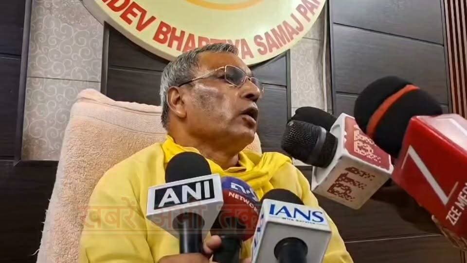 अखिलेश यादव को लेकर ओमप्रकाश राजभर का बड़ा हमला—कहा, पता नहीं कृष्ण के वंशज हैं भी या नहीं! #खबरेंअभीतक #KhabareAbhiTak #OmPrakashRajbhar #AkhileshYadav