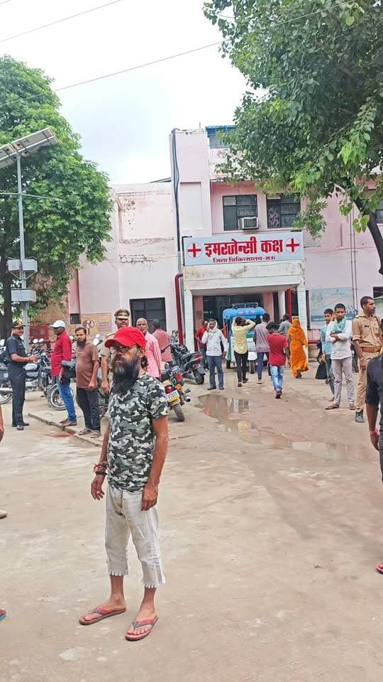 मऊ रेलवे जंक्शन पर ऑटो ड्राइवर के साथ मारपीट का आरोप, हालत गंभीर… आक्रोशित ऑटो यूनियन ने किया जोरदार हंगामा
#खबरेंअभीतक #KhabareAbhiTak #MauNews #Mau