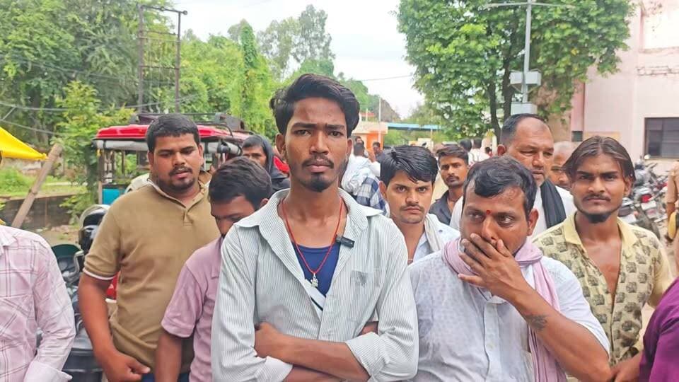 मऊ रेलवे जंक्शन पर ऑटो ड्राइवर पर हमला करने का आरोप, गंभीर हालत में जिला अस्पताल में भर्ती—ऑटो यूनियन के लोगों ने किया जमकर हंगामा #खबरेंअभीतक #KhabareAbhiTak #MauNews #Mau