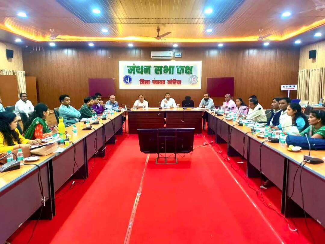 महिलाओं को समय पर आर्थिक मदद से बनेगी बात - स्व-सहायता समूहों के बैंक लिंकेज पर समीक्षा बैठक संपन्न।
राष्ट्रीय ग्रामीण आजीविका मिशन बिहान अंतर्गत महिला स्व-सहायता समूहों को स्वरोजगार हेतु बैंक ऋण की उपलब्धता पर एक आवश्यक बैठक संपन्न हुई। कलेक्टर श्रीमती रोक्तिमा यादव के निर्देशानुसार इस बैठक में जिला पंचायत के मुख्य कार्यपालन अधिकारी श्री योगेंद्र श्रीवास ने बिहान प्रकरणों के बैंक लिंकेज में अपेक्षित प्रगति लाने के उद्देश्य से सभी बैंकर्स से चर्चा कर आवश्यक निर्देश प्रदान किए।
बैठक का मुख्य विषय जिले में संचालित महिला स्व-सहायता समूहों के बैंक लिंकेज एवं बैंक ऋण प्रकरणों की बैंकवार एवं विकासखण्डवार विस्तृत समीक्षा की गई। बैठक में श्रीवास द्वारा बिहान योजना की विकासखण्ड स्तरीय टीम को महिला स्व-सहायता समूहों के बैंक लिंकेज में तेजी लाते हुए निर्धारित लक्ष्य के अनुरूप प्रगति सुनिश्चित करने के निर्देश दिए गए।
@chhattisgarhcmo @dpr.chhattisgarh
#CMOChhattisgarh #Chhattishgarh #KoreaDistrict