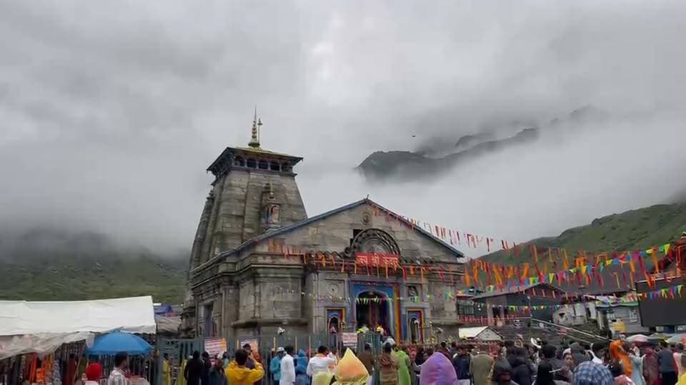 :
☁️ बादलों की चादर में बाबा केदार का दिव्य धाम🕉️🙏
कभी धूप, कभी घने बादल और ठंडी हवाओं के बीच इन दिनों बाबा केदार का धाम अद्भुत और अलौकिक नजर आ रहा है।
बादलों की चादर में लिपटा केदारनाथ धाम श्रद्धालुओं को आध्यात्मिक शांति के साथ प्रकृति के खूबसूरत नजारे का भी एहसास करा रहा है। ❤️
मानसून की चुनौतियों के बावजूद 14 लाख 76 हजार से अधिक श्रद्धालु अब तक बाबा केदार के दर्शन कर चुके हैं। 🙏
मानसून के बाद मौसम साफ होने और यात्रा व्यवस्थाओं के सामान्य होने के साथ श्रद्धालुओं की संख्या में और बढ़ोतरी की उम्मीद है।
हर हर महादेव 🔱
जय बाबा केदार! 🙏
#Kedarnath #BabaKedar #KedarnathDham #JaiBabaKedar #HarHarMahadev #Uttarakhand #CharDhamYatra #Rudraprayag