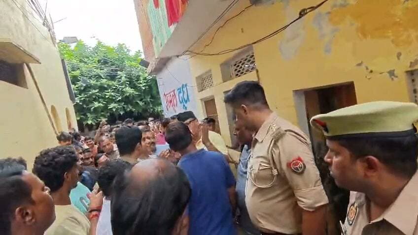 वाराणसी के गुरुधाम में जलजमाव को लेकर बीजेपी विधायक सौरभ श्रीवास्तव का घेराव, धरने पर बैठे लोगो ने विधायक सौरभ श्रीवास्तव के खिलाफ मुर्दाबाद के नारे भी लगाए... वीडियो सोशल मीडिया पर वायरल....