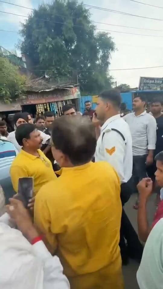 प्रतिनिधि साहब ने कहा आओ रोड पर बैठ जाम लगे एक व्यक्ति को वहीं खड़े होकर खिंचा, सुनिये उसका क्या जवाब था 😆