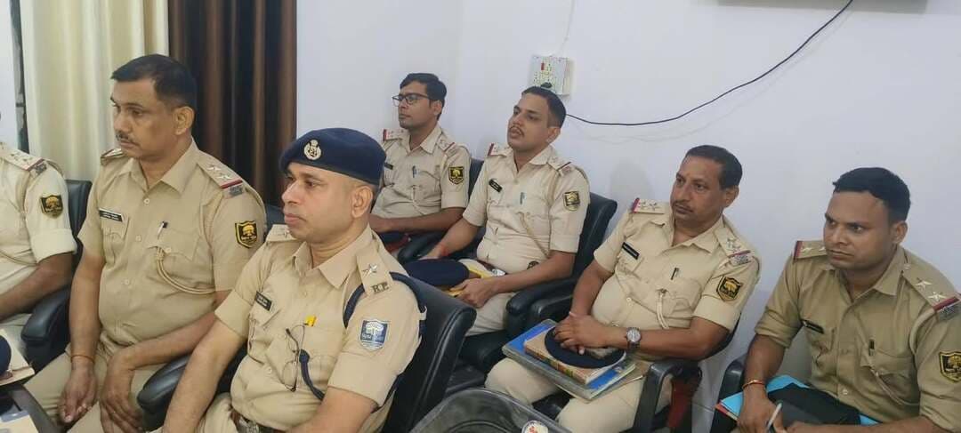 अपराध नियंत्रण को लेकर घोसी एसडीपीओ ने की अपराध गोष्ठी, दिए आवश्यक निर्देश
जहानाबाद अपराध नियंत्रण एवं विधि-व्यवस्था को लेकर अनुमंडल पुलिस पदाधिकारी, घोसी ने अपने कार्यालय में अपराध गोष्ठी आयोजित की। बैठक में क्षेत्र में अपराध की स्थिति की समीक्षा के साथ-साथ लंबित कांडों के उद्भेदन एवं त्वरित निष्पादन पर विशेष जोर दिया गया।
बैठक में विधि-व्यवस्था संधारण, अपराधियों के विरुद्ध प्रभावी कार्रवाई तथा लंबित मामलों के शीघ्र निष्पादन को लेकर बिंदुवार समीक्षा की गई। एसडीपीओ ने पुलिस पदाधिकारियों को अपने-अपने क्षेत्र में सतर्कता बढ़ाने और अपराध पर प्रभावी अंकुश लगाने का निर्देश दिया।
इस दौरान घोसी अंचल के सभी अंचल निरीक्षकों एवं थानाध्यक्षों को आवश्यक दिशा-निर्देश दिए गए। अधिकारियों से कहा गया कि अपराध नियंत्रण के साथ आम लोगों की शिकायतों पर त्वरित कार्रवाई सुनिश्चित करें और कानून-व्यवस्था बनाए रखने में किसी प्रकार की लापरवाही न बरतें।