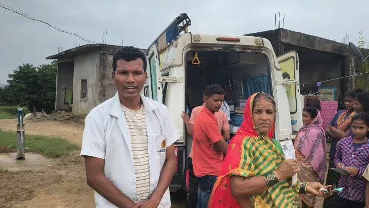 पीएमजनमन मोबाइल वैन की टीम ग्राम चुक्का टोला, लिमोटी, ढूटीटोला लंहगाकन्हार, पाथरी में ग्रामीणों का स्वास्थ्य परीक्षण और उपचार करते हुए। टीम के मेडिकल आफिसर डा स्वप्निल गजभिए एवं डा उज्जवल टेंभरे मरीजों की जांच और उपचार कर रहे हैं।