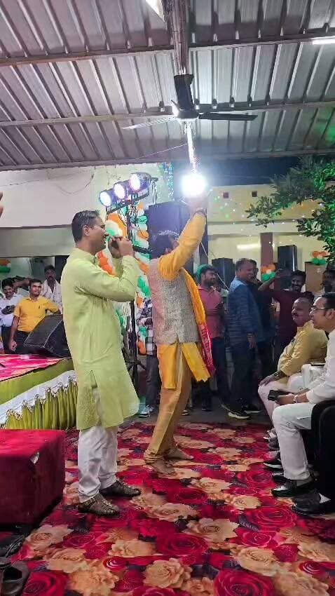 मुगलसराय थाना परिसर में आयोजित श्री कृष्ण जन्माष्टमी महोत्सव के दौरान थाना प्रभारी अर्जुन सिंह ने गाया देश भक्ति गीत #news #viralreelsfacebook #chandauli