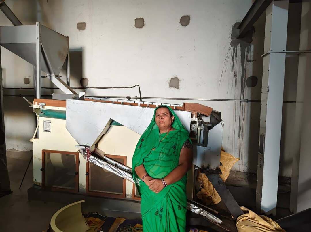📌#सफलता_की_कहानी📌
पीएमएफएमई योजना से बदली कांता सोलंकी की जिंदगी, चीया-कीनोवा प्रोसेसिंग यूनिट से हर माह ₹1 लाख की आय
22.77 लाख रुपये के बैंक ऋण से शुरू किया उद्यम, 4 लोगों को दिया रोजगार
नीमच, 5 सितंबर 2026। शासन की योजनाएं ग्रामीण क्षेत्रों में महिलाओं को आर्थिक रूप से सशक्त और आत्मनिर्भर बनाने में महत्वपूर्ण भूमिका निभा रही हैं। #प्रधानमंत्री_सूक्ष्म_खाद्य_उद्यम_उन्नयन_योजना से लाभान्वित ग्राम बरूखेड़ा, विकासखण्ड नीमच की श्रीमती कांता सोलंकी ने अपने उद्यम के माध्यम से सफलता की नई मिसाल कायम की है।
श्रीमती कांता सोलंकी बताती हैं कि एक समय उनके पास स्वयं का कोई व्यवसाय नहीं था और परिवार को आर्थिक चुनौतियों का सामना करना पड़ता था। इसी दौरान उन्हें उद्यानिकी विभाग के माध्यम से पीएमएफएमई योजना की जानकारी मिली। विभागीय अधिकारियों के तकनीकी मार्गदर्शन से उन्होंने वर्ष 2025-26 में बैंक ऋण के माध्यम से स्वयं का खाद्य प्रसंस्करण व्यवसाय शुरू करने का निर्णय लिया।
उन्हें 22.77 लाख रुपये का बैंक ऋण प्राप्त हुआ, जिससे उन्होंने “मानवीर सर्विसेज” के नाम से चीया एवं कीनोवा सीड्स की प्रोसेसिंग यूनिट स्थापित की। इकाई में चीया एवं कीनोवा सीड्स की ग्रेडिंग, प्रोसेसिंग और पैकेजिंग का कार्य किया जाता है। उनके उत्पाद स्थानीय बाजारों के साथ-साथ दिल्ली, जयपुर और मुंबई जैसे प्रमुख शहरों में भी विक्रय किए जा रहे हैं।
आज यह उद्यम श्रीमती कांता सोलंकी के लिए आत्मनिर्भरता का मजबूत आधार बन गया है। वे इस इकाई से लगभग 1 लाख रुपये प्रतिमाह शुद्ध आय अर्जित कर रही हैं। साथ ही, उन्होंने 4 अन्य लोगों को रोजगार भी उपलब्ध कराया है।
उद्यानिकी विभाग द्वारा इकाई स्थापना के लिए इकाई लागत का 35 प्रतिशत अर्थात 7.97 लाख रुपये का अनुदान भी प्रदान किया गया। योजना से मिले सहयोग और विभागीय मार्गदर्शन से कांता के परिवार की आर्थिक स्थिति में सकारात्मक बदलाव आया है।
श्रीमती कांता सोलंकी कहती हैं कि पीएमएफएमई योजना ने उन्हें अपना व्यवसाय शुरू करने और आत्मनिर्भर बनने का अवसर दिया है। वे इस सहयोग के लिए प्रदेश सरकार और मुख्यमंत्री डॉ. मोहन यादव के प्रति हृदय से आभार व्यक्त करती हैं।
CM Madhya Pradesh
Jansampark Madhya Pradesh
Department of Horticulture, Madhya Pradesh
Industry Policy & Investment Promotion Department
#PMFME
#Neemuch
#नीमच