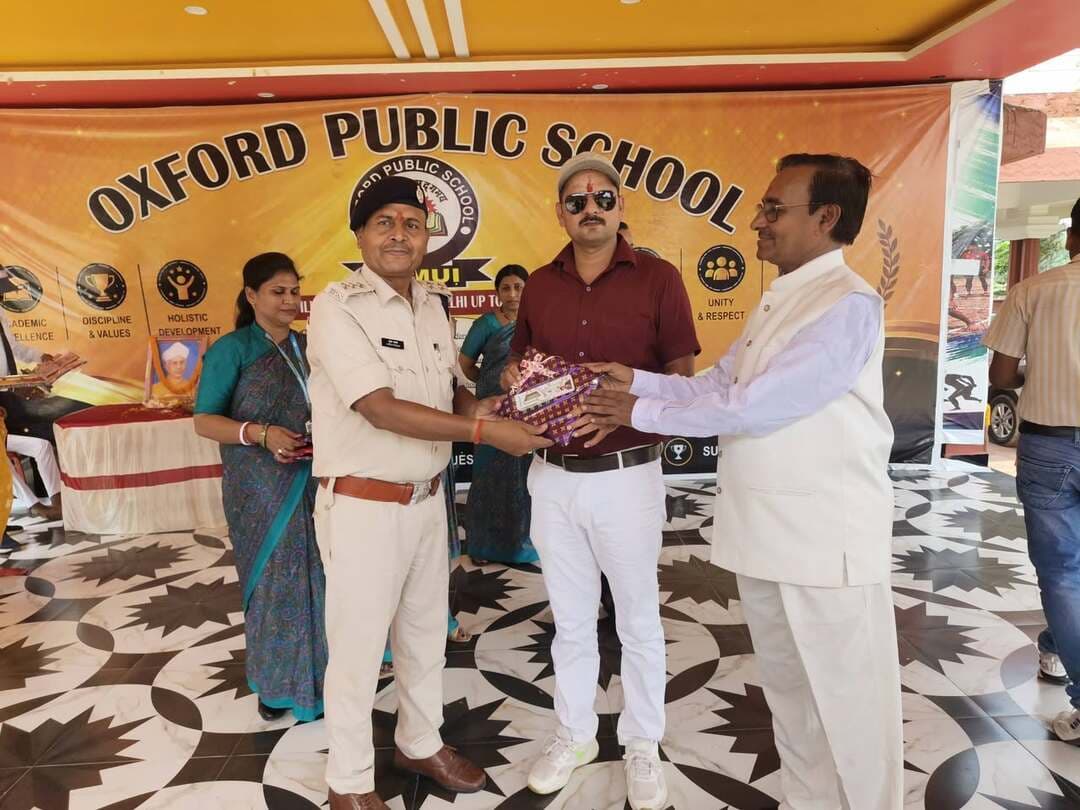 शिक्षक दिवस के अवसर पर ऑक्सफोर्ड पब्लिक स्कूल, मलयपुर में आयोजित गरिमामय कार्यक्रम में पत्रकार के रूप में सम्मानित होने का सौभाग्य प्राप्त हुआ। इस अवसर पर विद्यालय के निदेशक मनोज कुमार सिन्हा, डीएसपी सुरेश प्रसाद एवं क्रीड़ा मंच के जिलाध्यक्ष कृष्णकांत मिश्रा की गरिमामयी उपस्थिति रही। विद्यार्थियों द्वारा प्रस्तुत मनमोहक सांस्कृतिक नृत्य ने समारोह की शोभा बढ़ाकर वातावरण को यादगार बना दिया। Jamui Oxford public School#Jamui district #Facebook viral