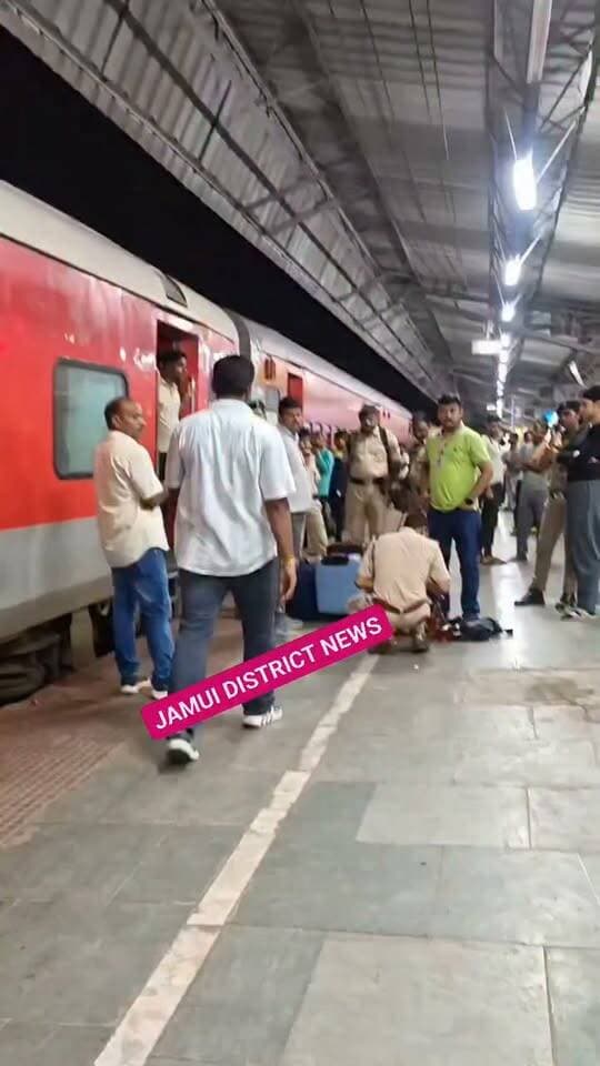 शराबबंदी वाले बिहार में स्वतंत्रता सेनानी एक्सप्रेस ट्रेन के HI क्लास बोगी से जीआरपी ने गुप्त सूचना पर किया कीमती और ब्रांडेड शराब बरामद, ब्लैक टी शर्ट में दिख रही स्मार्ट लड़की कोई पदाधिकारी नहीं शराब तस्कर है Jamui district news#Bihar police#Facebook viral