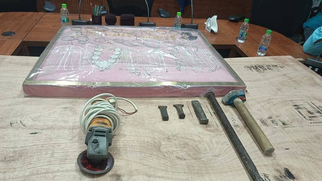 मंदसौर एसपी विनोद कुमार मीना के निर्देशन में मंदसौर कोतवाली थाना प्रभारी ओर नाहरगढ थाना प्रभारी की टीम के द्वारा 5 राज्यों में 17 अलग अलग जगहों पर नकबजनी की घटना को अंजाम देने वाली बागरिया गैंग का किया पर्दाफाश, 20 लाख रुपए के सोने चांदी के जेवरात किए बरामद..